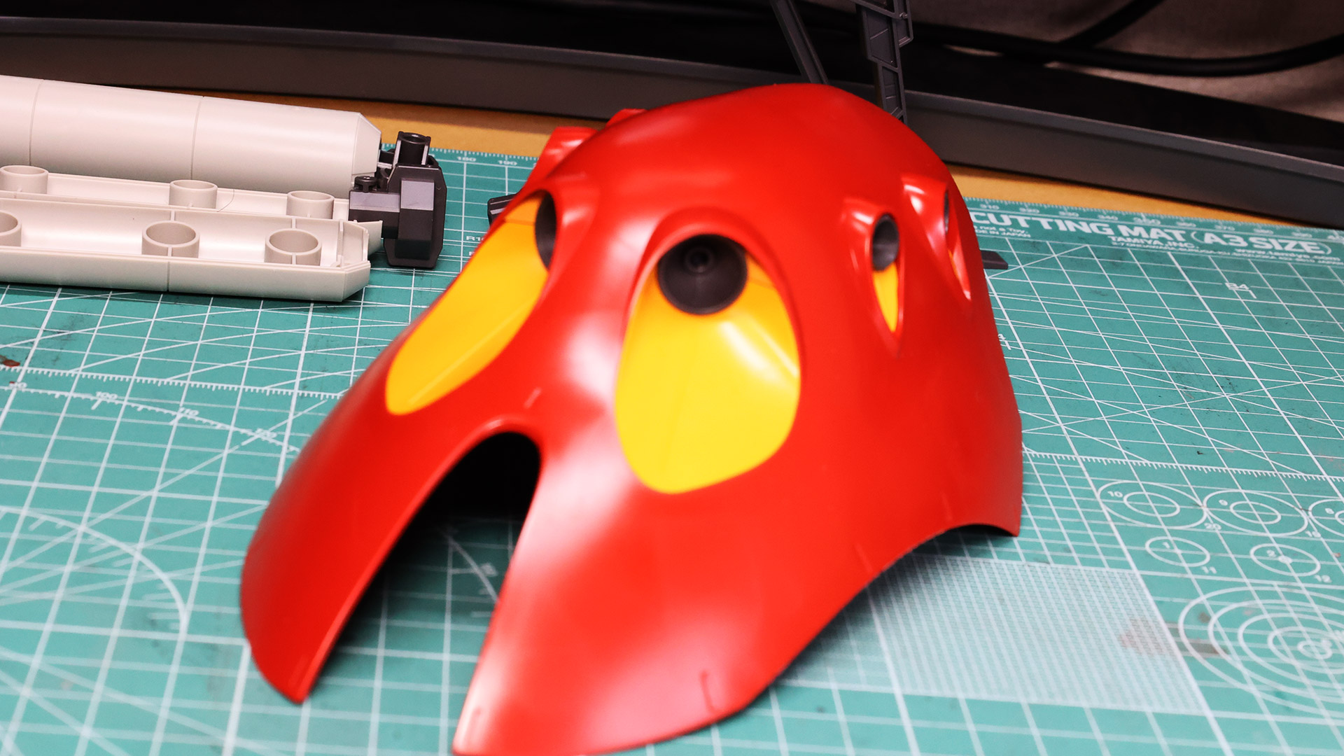 プロペラント・タンクには赤いラインのシールを貼りますが、ガイドとなりそうなモールドがないので左右で慎重に位置合わせをする必要があります