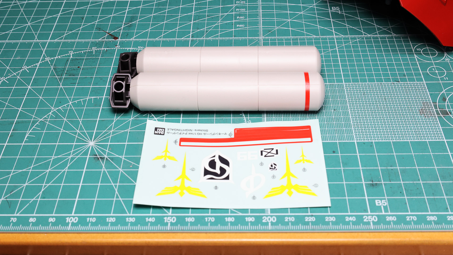 プロペラント・タンクには赤いラインのシールを貼りますが、ガイドとなりそうなモールドがないので左右で慎重に位置合わせをする必要があります