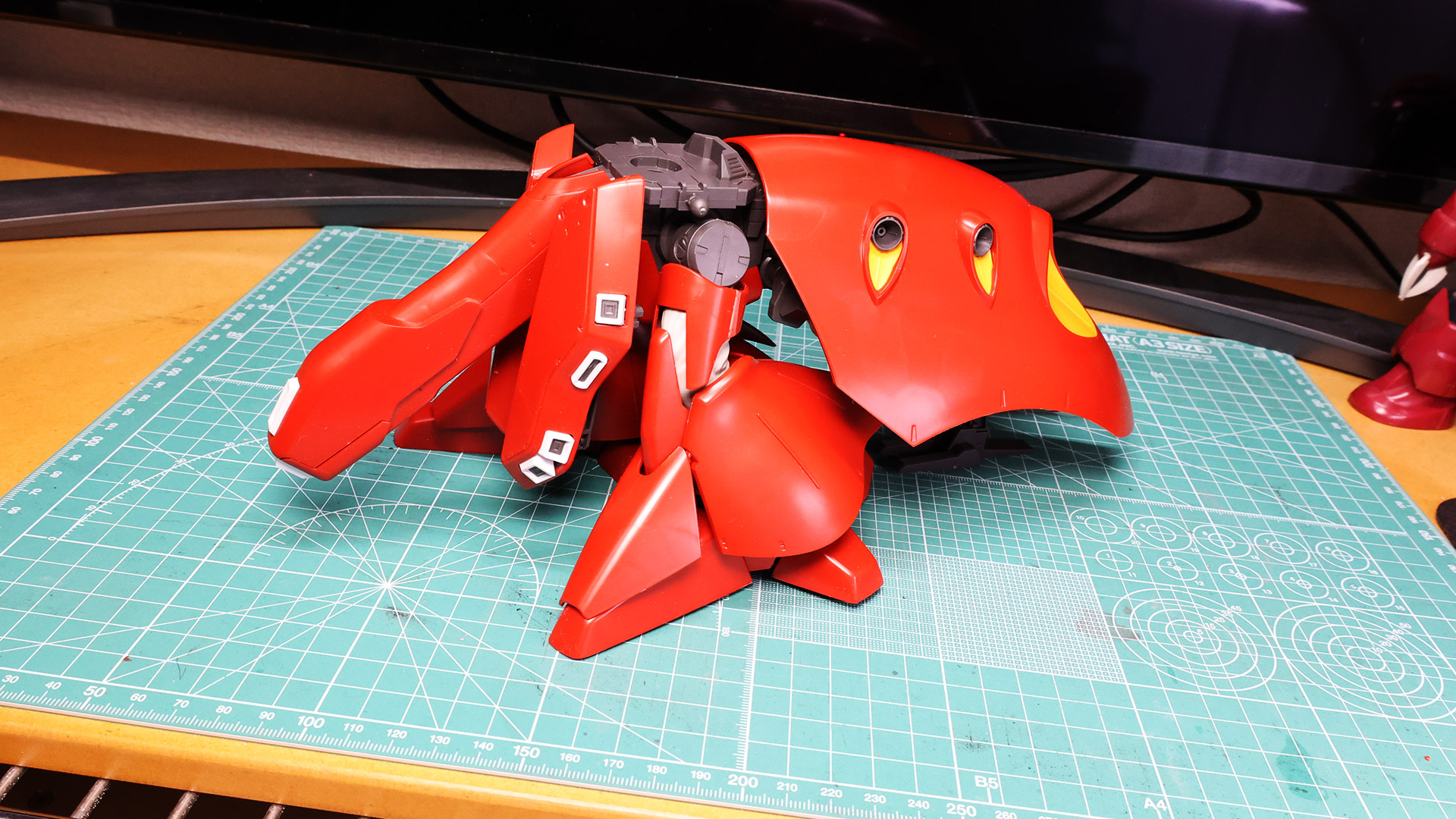 一瞬「何を作っているんだろう？」と思うほど巨大な下半身が出現