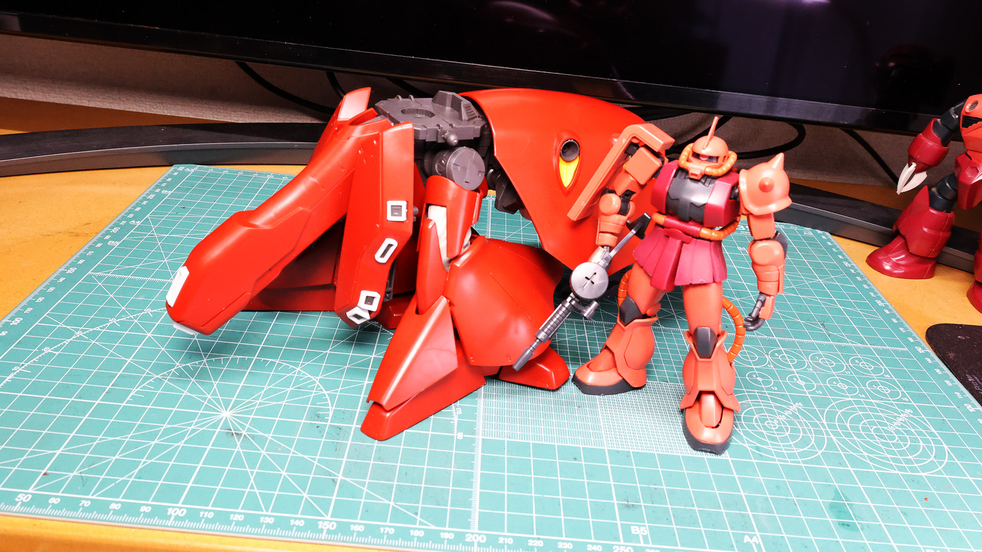 下半身だけですでにザクと並ぶくらいの高さに