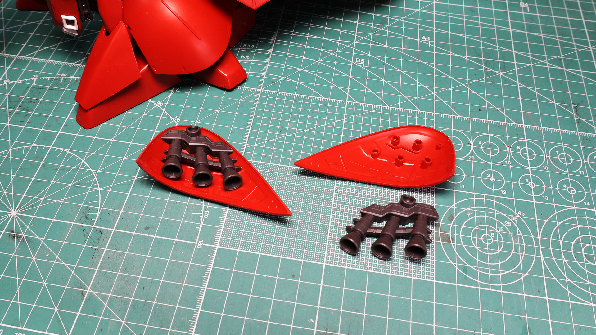 サイドアーマー裏の3連バーニアも1パーツ！