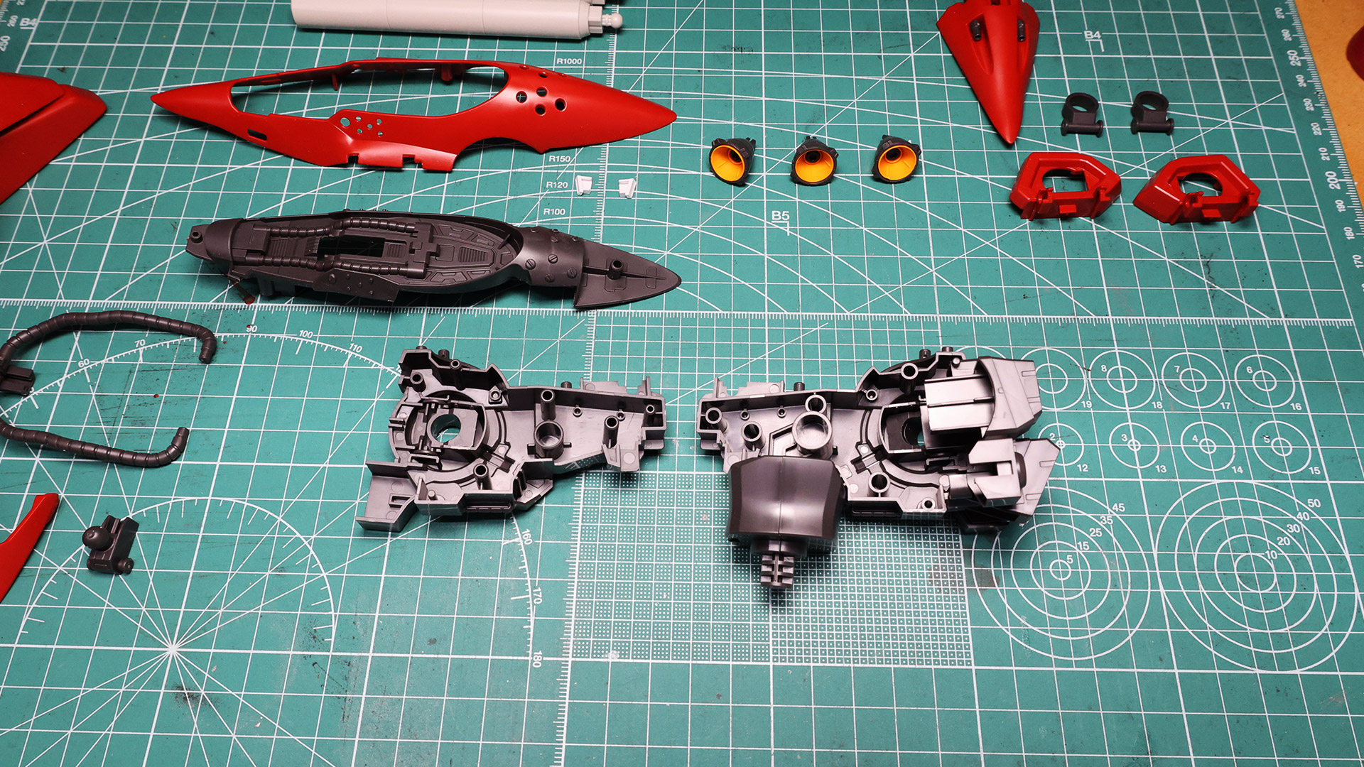 腹部は前屈できる構造です