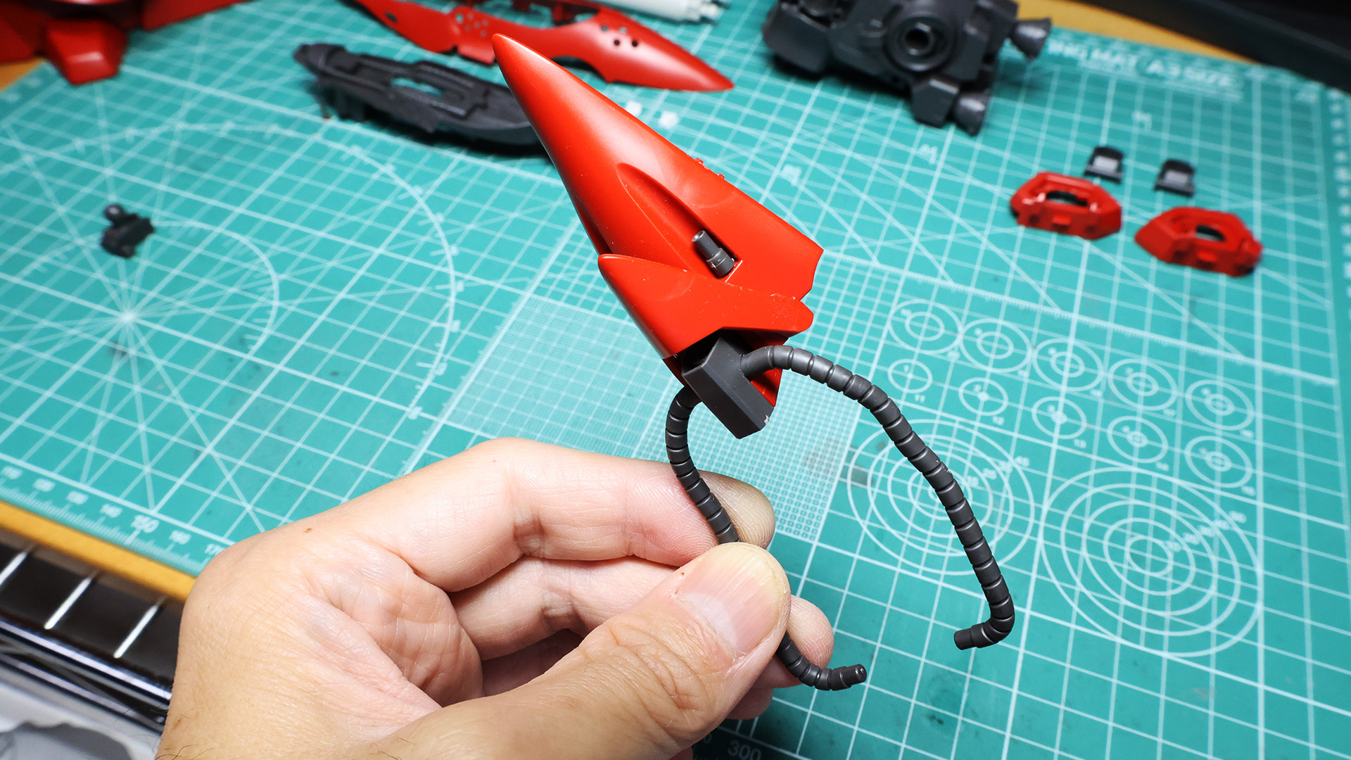 メガ粒子砲とバルカン砲を収めた腹部。バルカン砲は金属色にしたらいいアクセントになりそうです