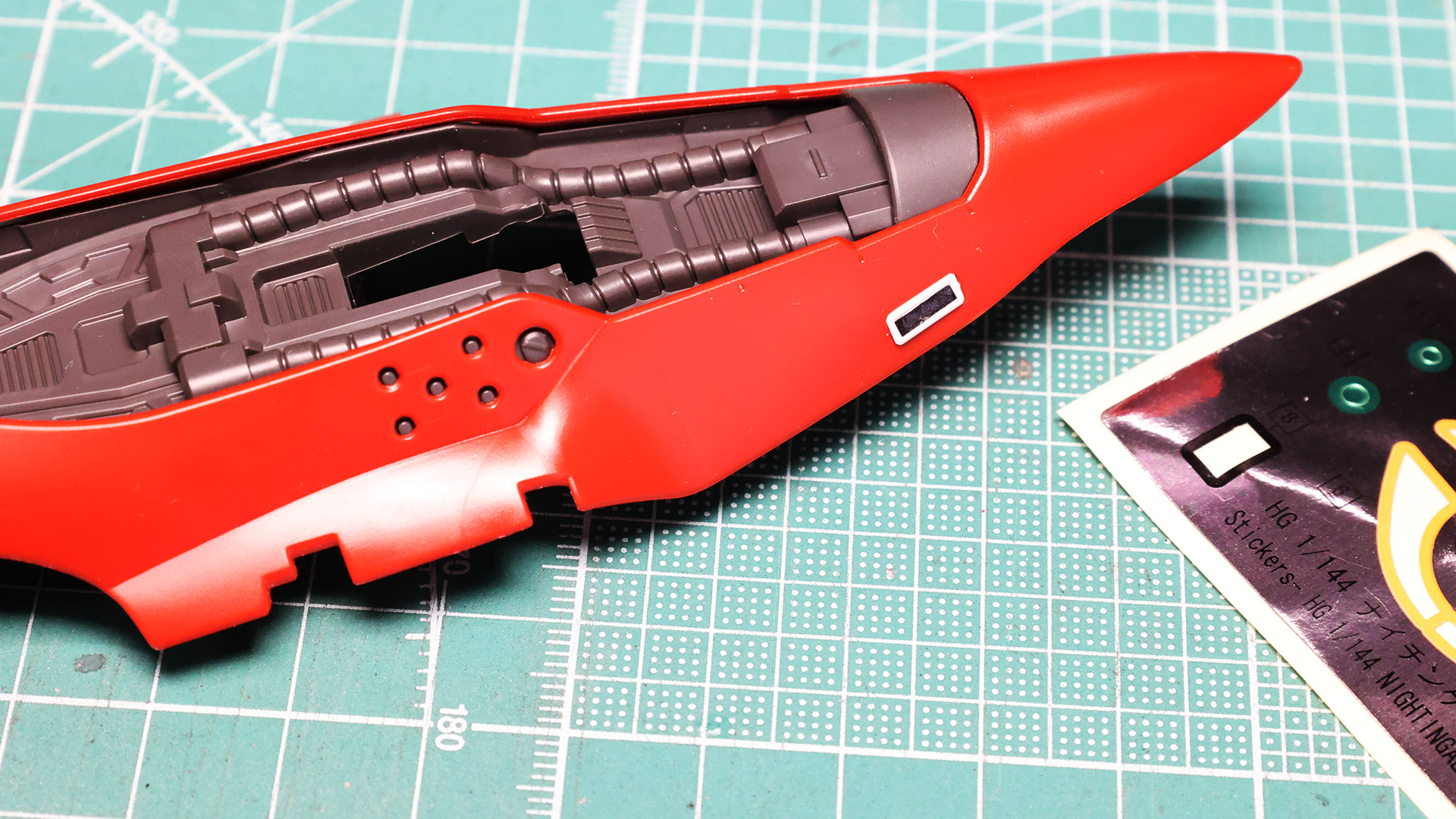 ブチ穴は実際に開いていてメカフレームがのぞきます。すごい精度です