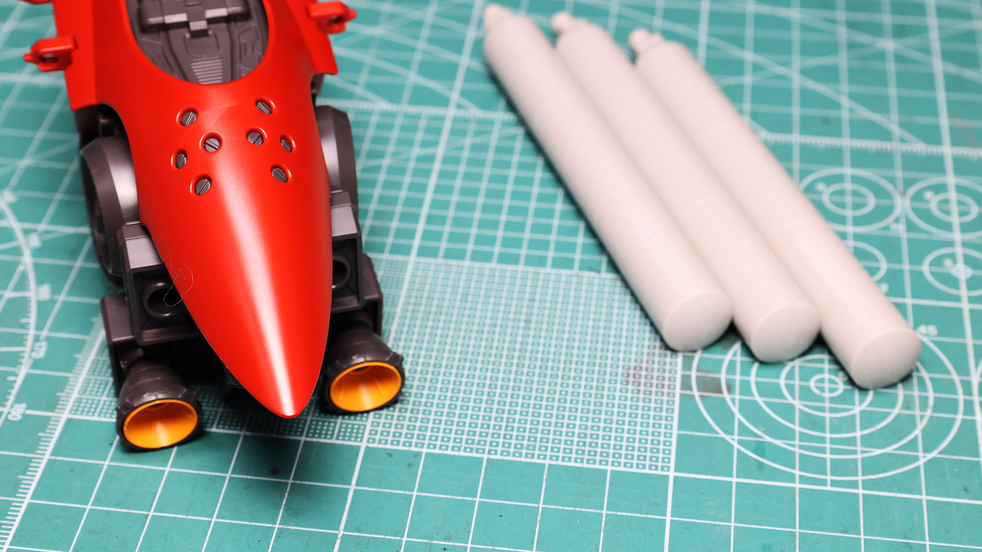 ブチ穴は実際に開いていてメカフレームがのぞきます。すごい精度です