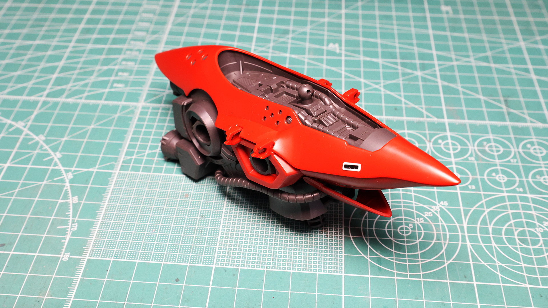 ザクの全高の2倍ほどの胸部となります