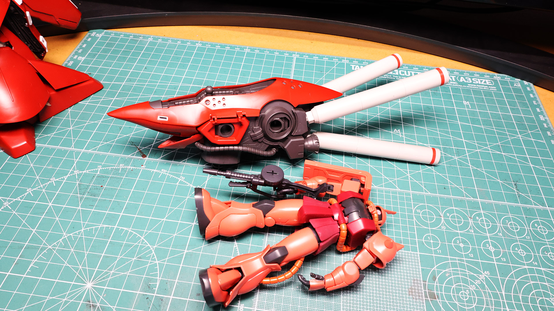 ザクの全高の2倍ほどの胸部となります