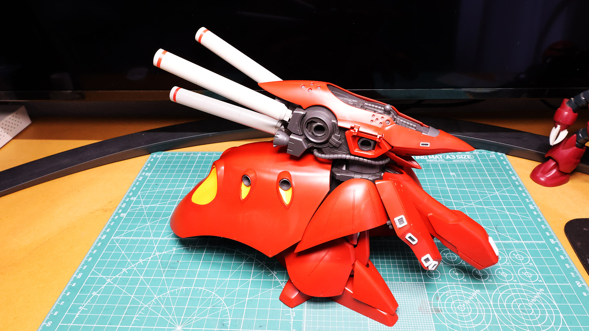 下半身とドッキングさせるとなおさら「これ何？」な状態に