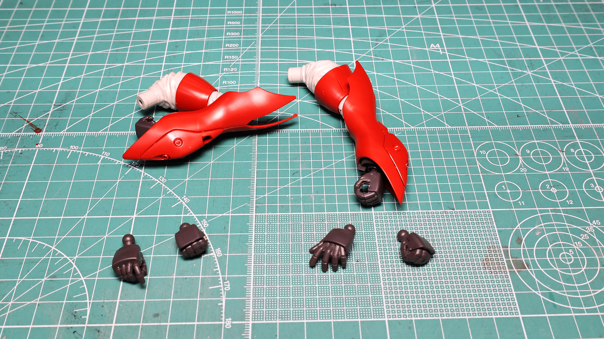 関節は曲がらなそうに見えますが、軸も多数あり“捻り”も表現できるなど必要十分な可動性能です