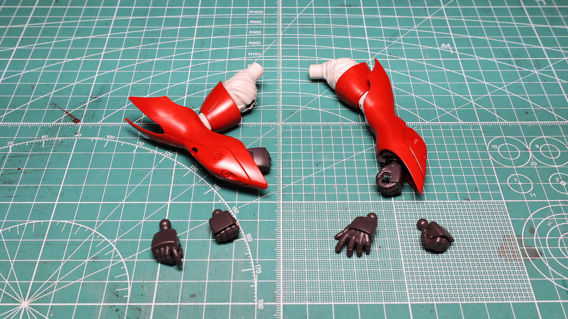 関節は曲がらなそうに見えますが、軸も多数あり“捻り”も表現できるなど必要十分な可動性能です