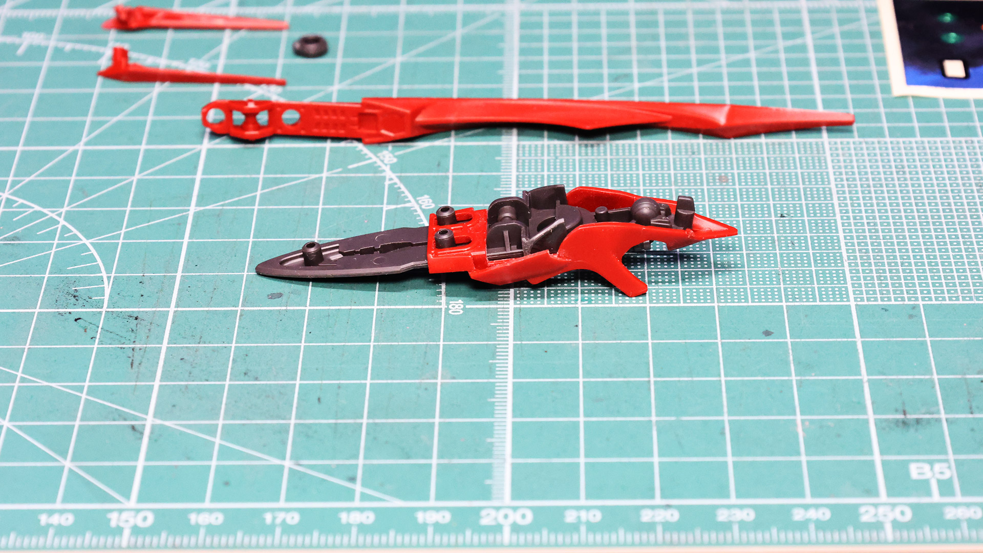 開閉機構ための組み付け方法が少々わかりにくいのでこちらが参考になれば幸いです