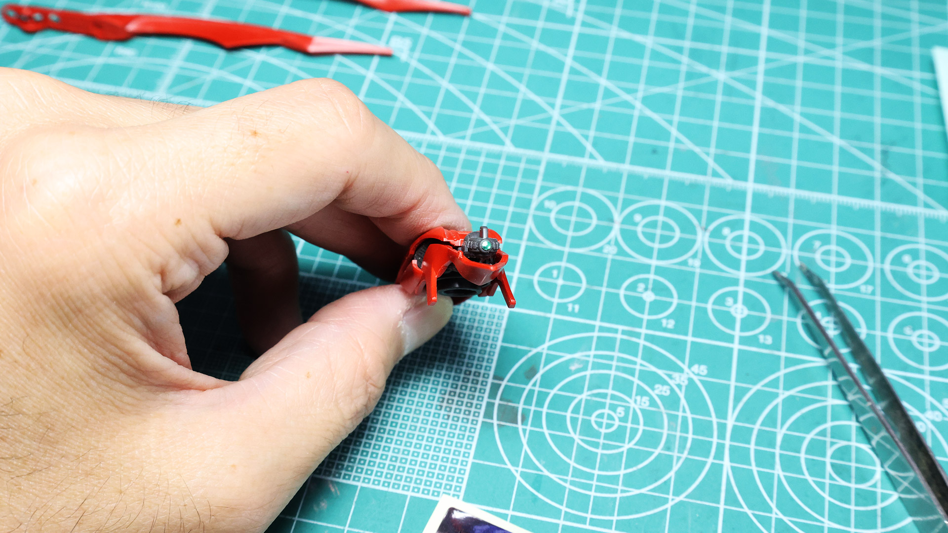 モノアイはシールで再現、左右に回転可動します