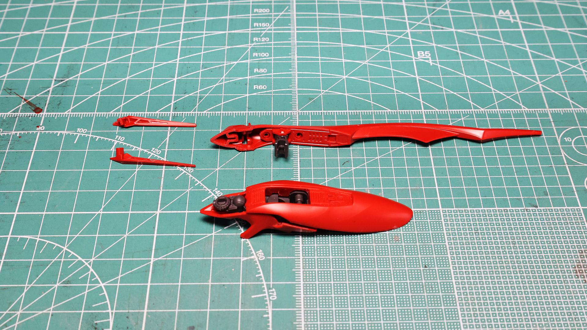 サザビー同様、頭部カバーが開閉できる関節を持っています