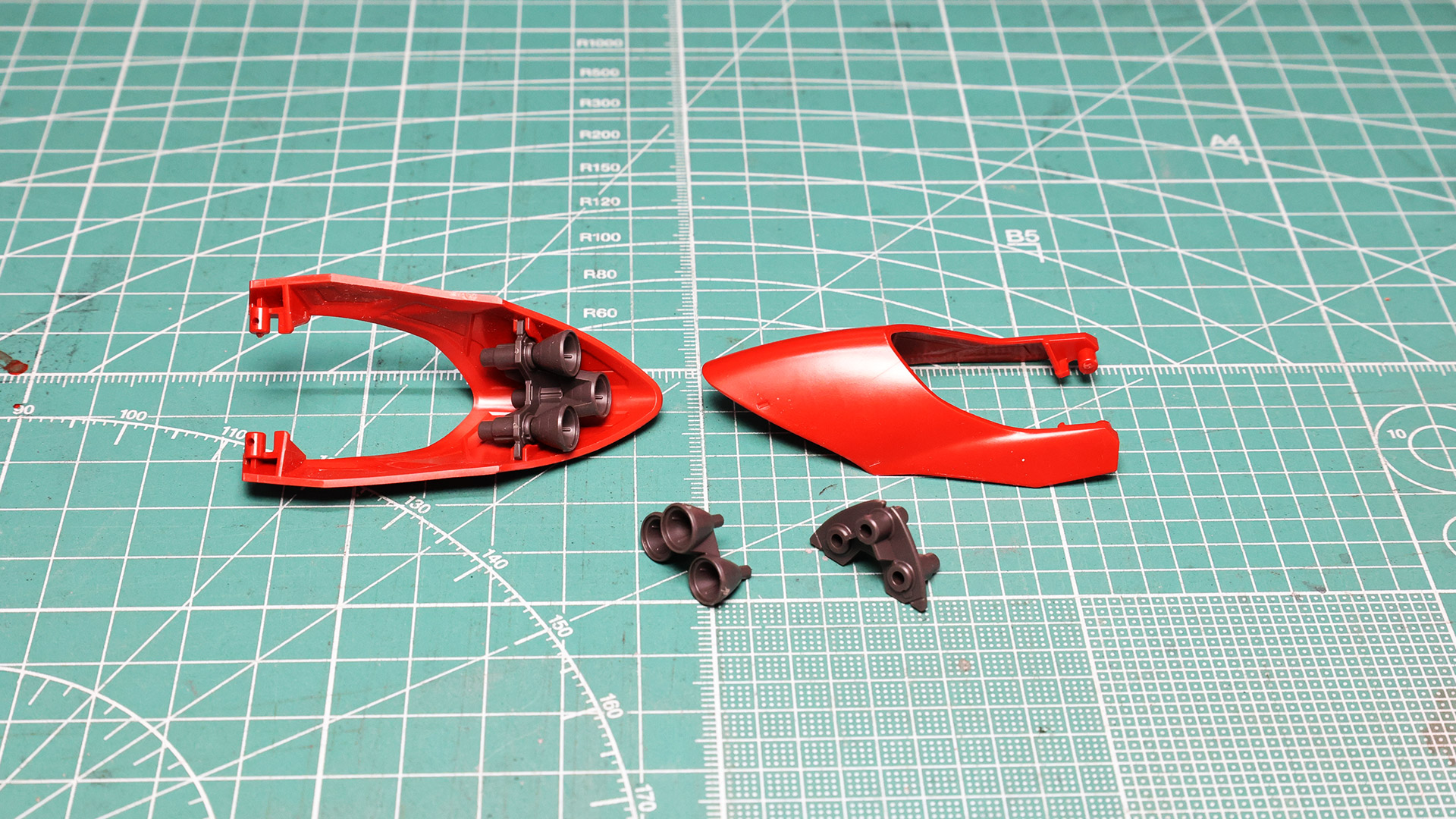 腕部と一緒に本体へ組み付けました。一気にモビルスーツ感が増します