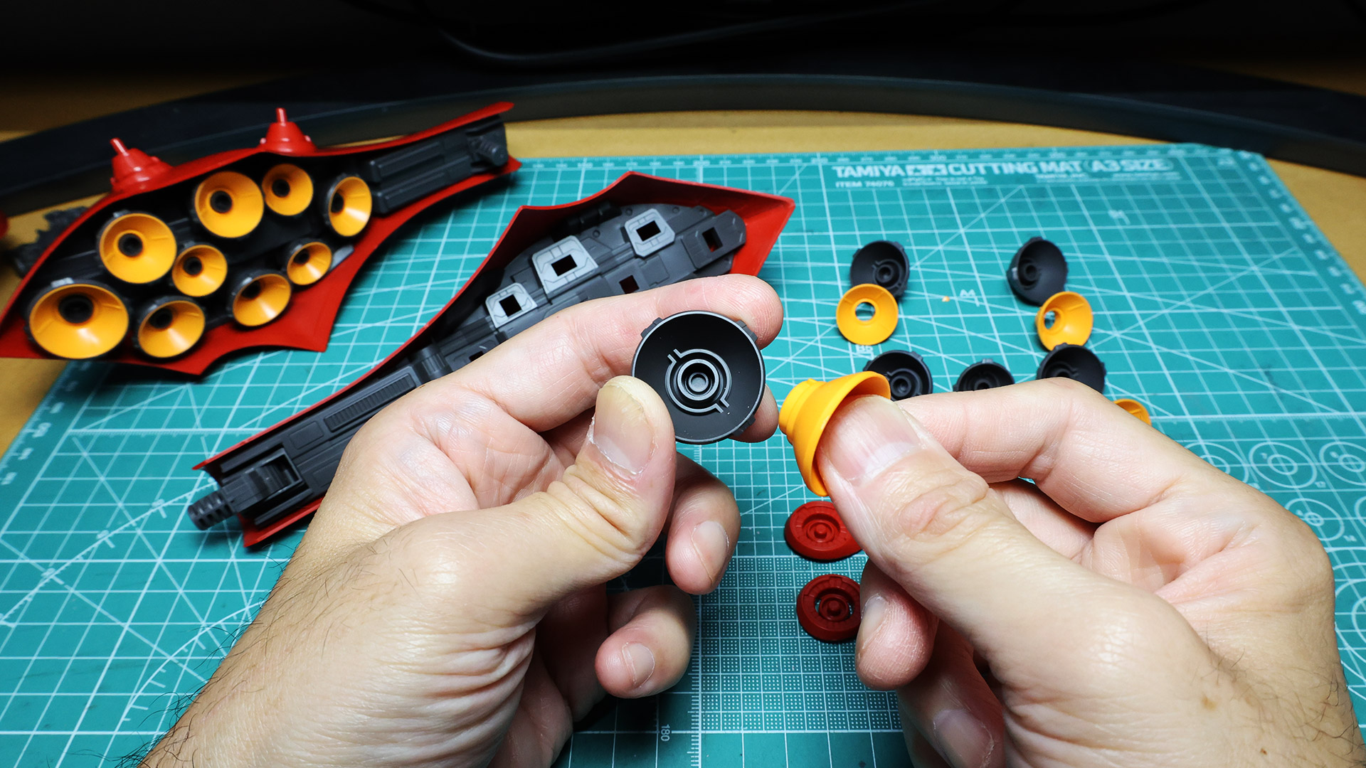 バーニア・ノズルは外と内を組み合わせますが、溝をあわせてぐいっと押し込むと奥までぴったり合います