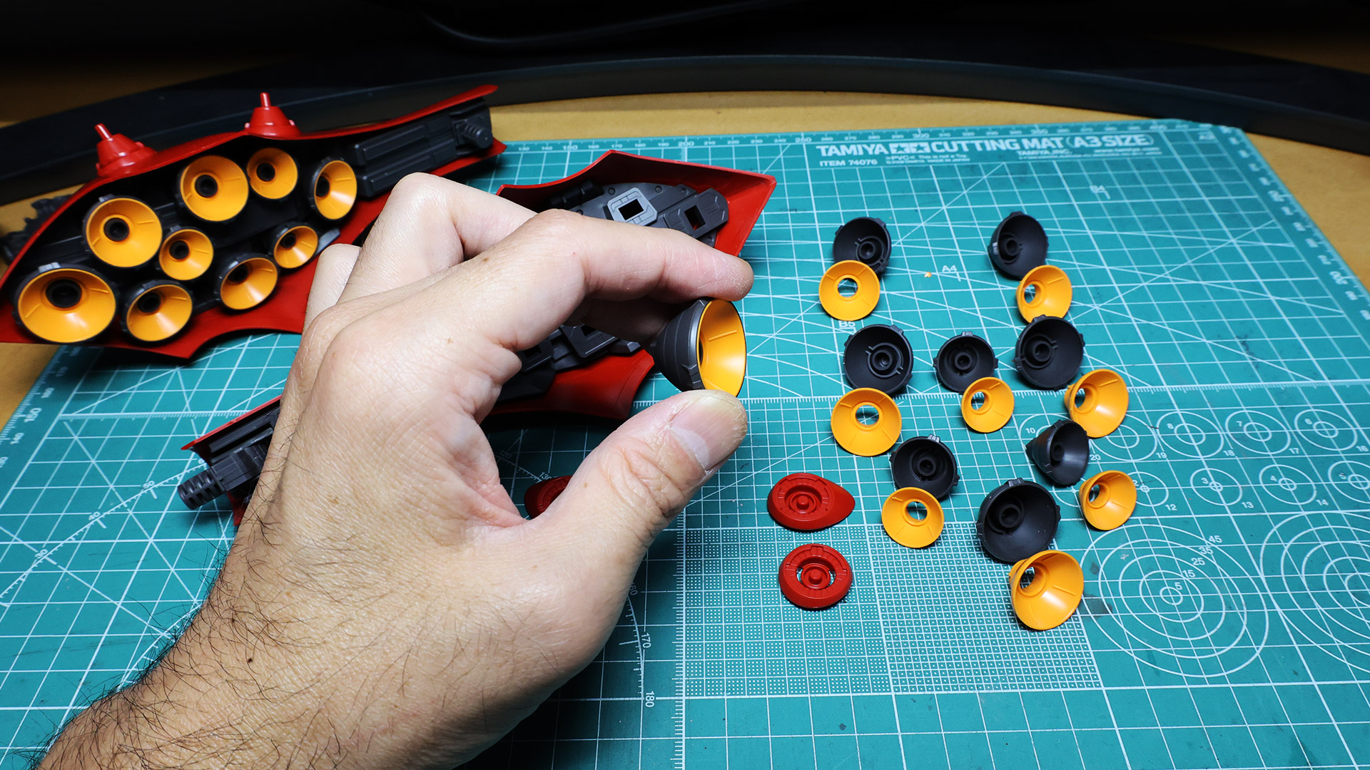 バーニア・ノズルは外と内を組み合わせますが、溝をあわせてぐいっと押し込むと奥までぴったり合います