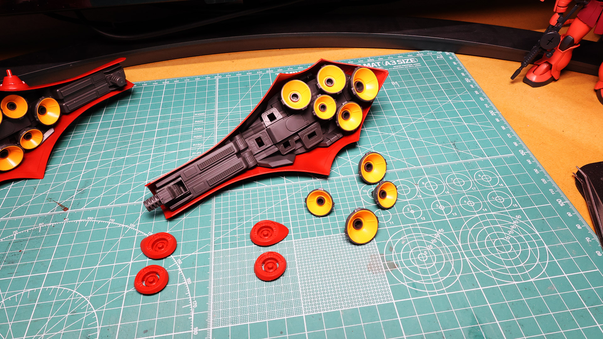 バーニア・ノズルとファンネル基部を組み付けます