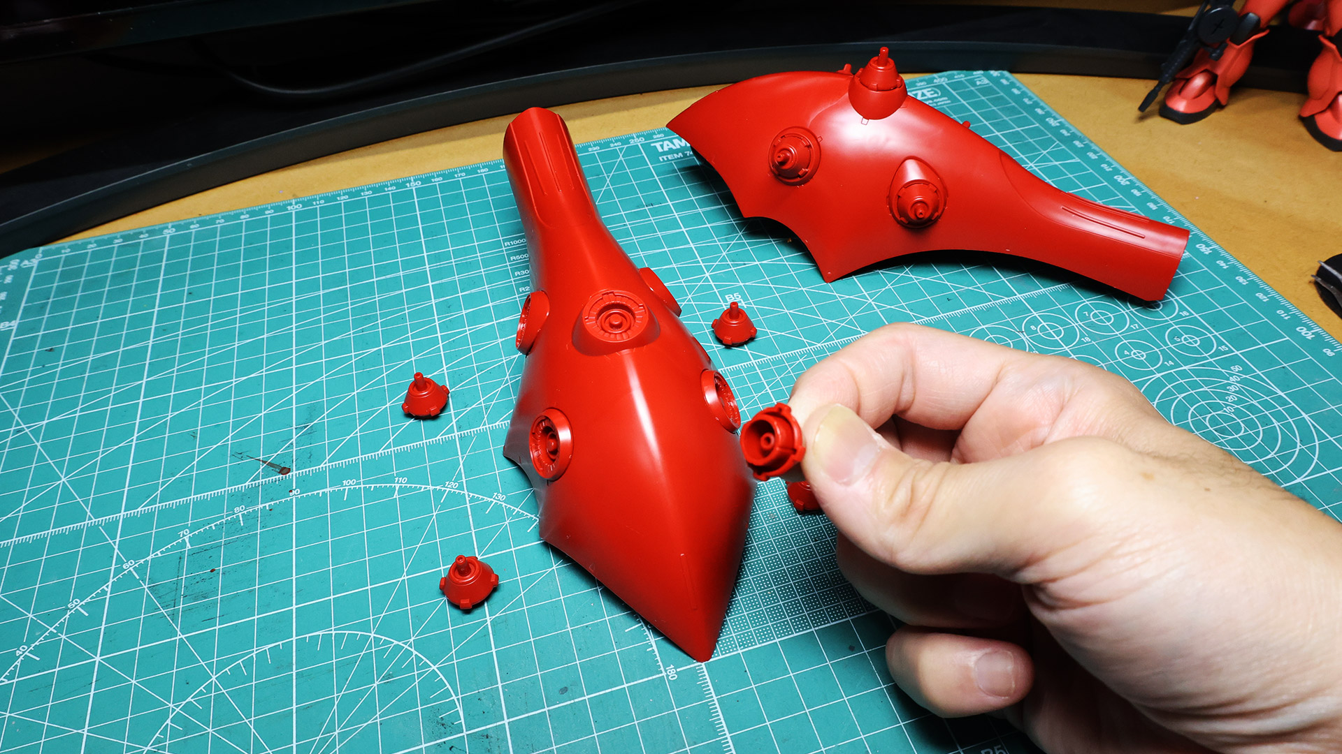 ちょっと残念なファンネル裏のディテール。別の裏打ちパーツがあってもよかったかもしれませんね