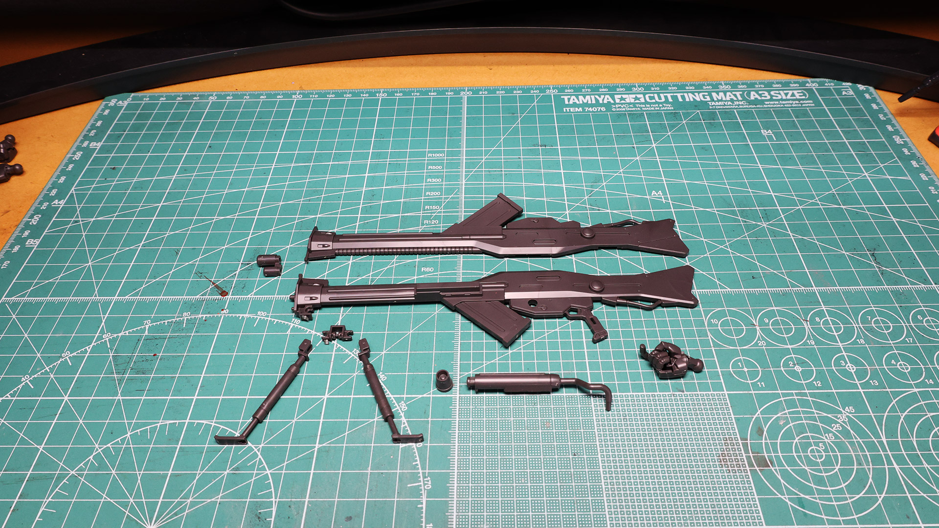 本体を張り合わせ、バイポッドとセンサー類を組み付けます