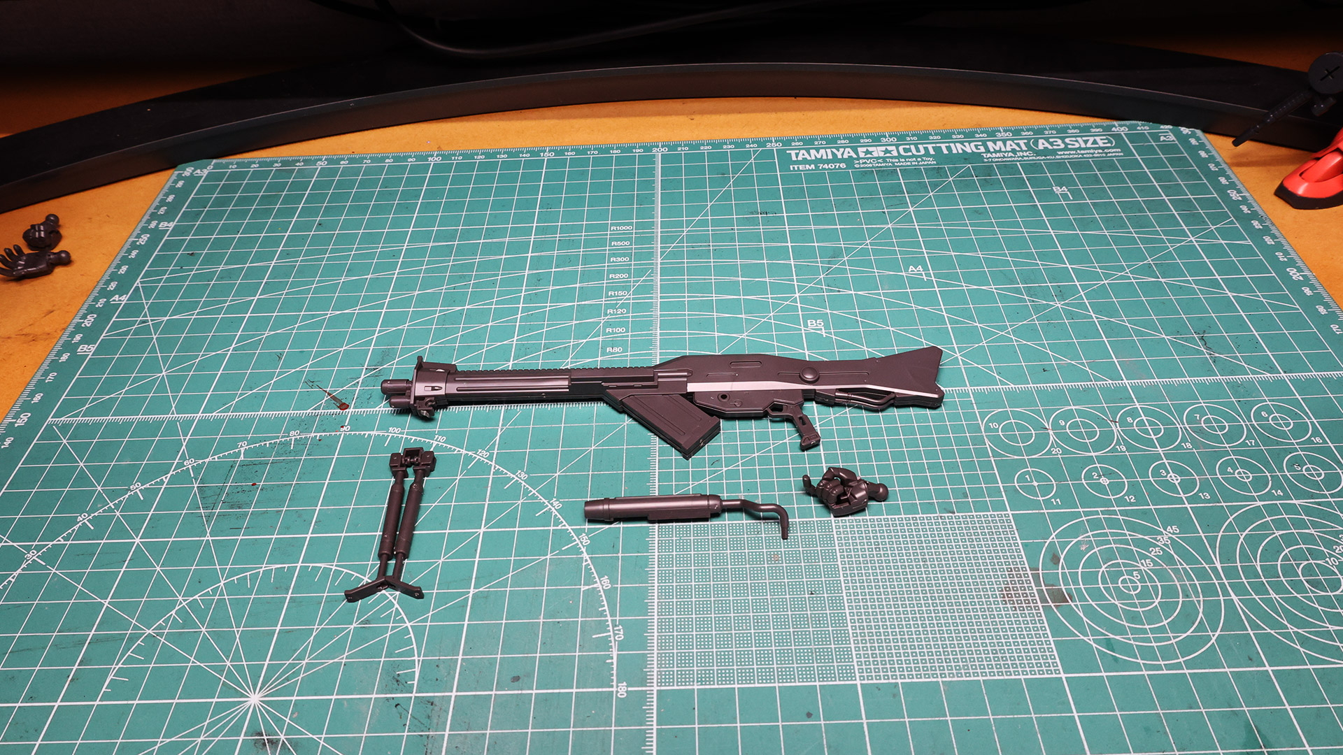 本体を張り合わせ、バイポッドとセンサー類を組み付けます