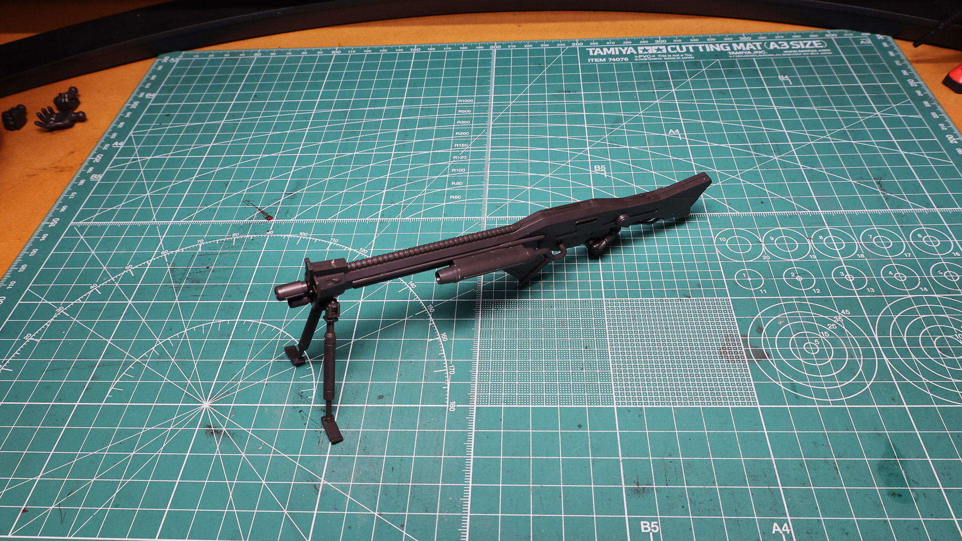 バイポッドは可動し、広げることもできます