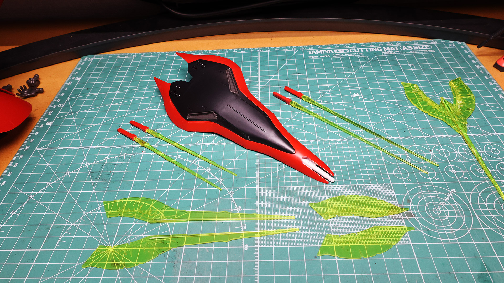 ビーム・サーベルは4本、フロントアーマーに2本装着できますが残念ながら腕の内側への装着ができません