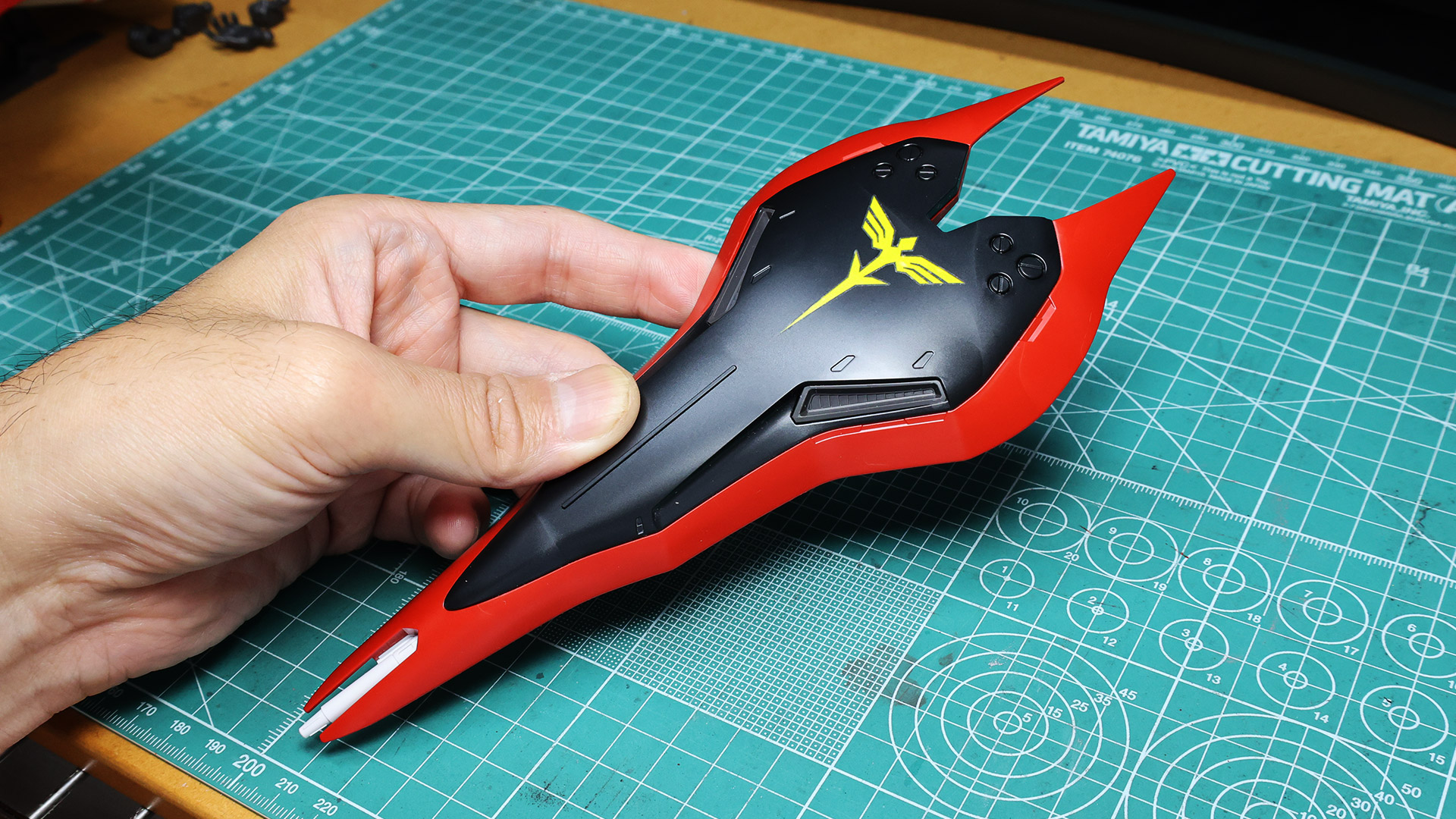 ここも貼り付けのためのガイドになるモールド類がないので慎重に！