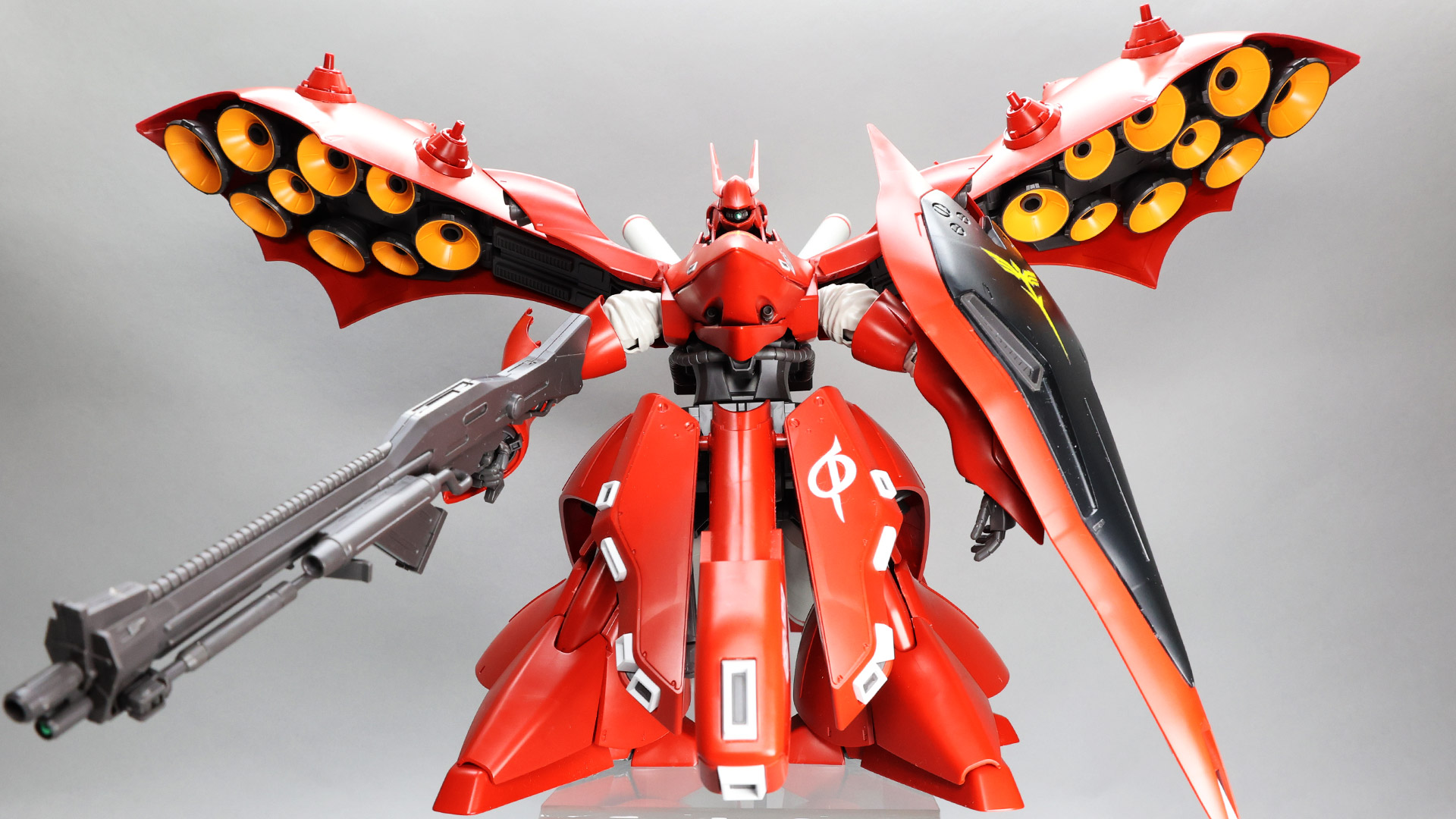 全長約211㎜、全幅約400㎜、奥行約290㎜の巨大なプラモデル。撮影ブースの許容範囲を優に超えてしまいました