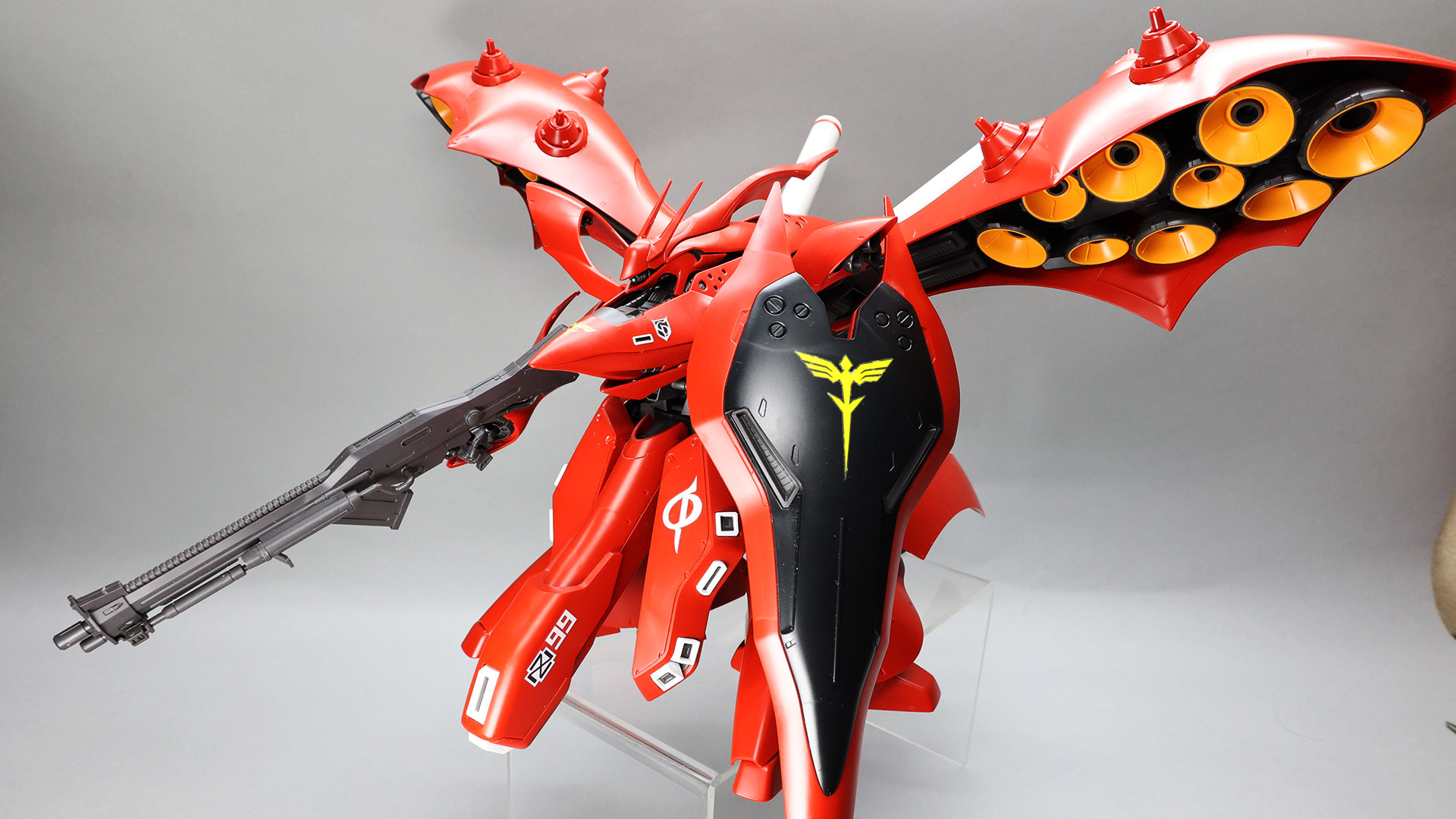 全長約211㎜、全幅約400㎜、奥行約290㎜の巨大なプラモデル。撮影ブースの許容範囲を優に超えてしまいました