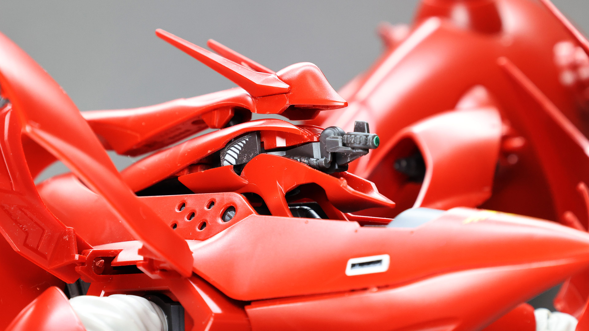 頭部カバーも展開、モノアイが可動してその後ろにコクピットボールが見えます