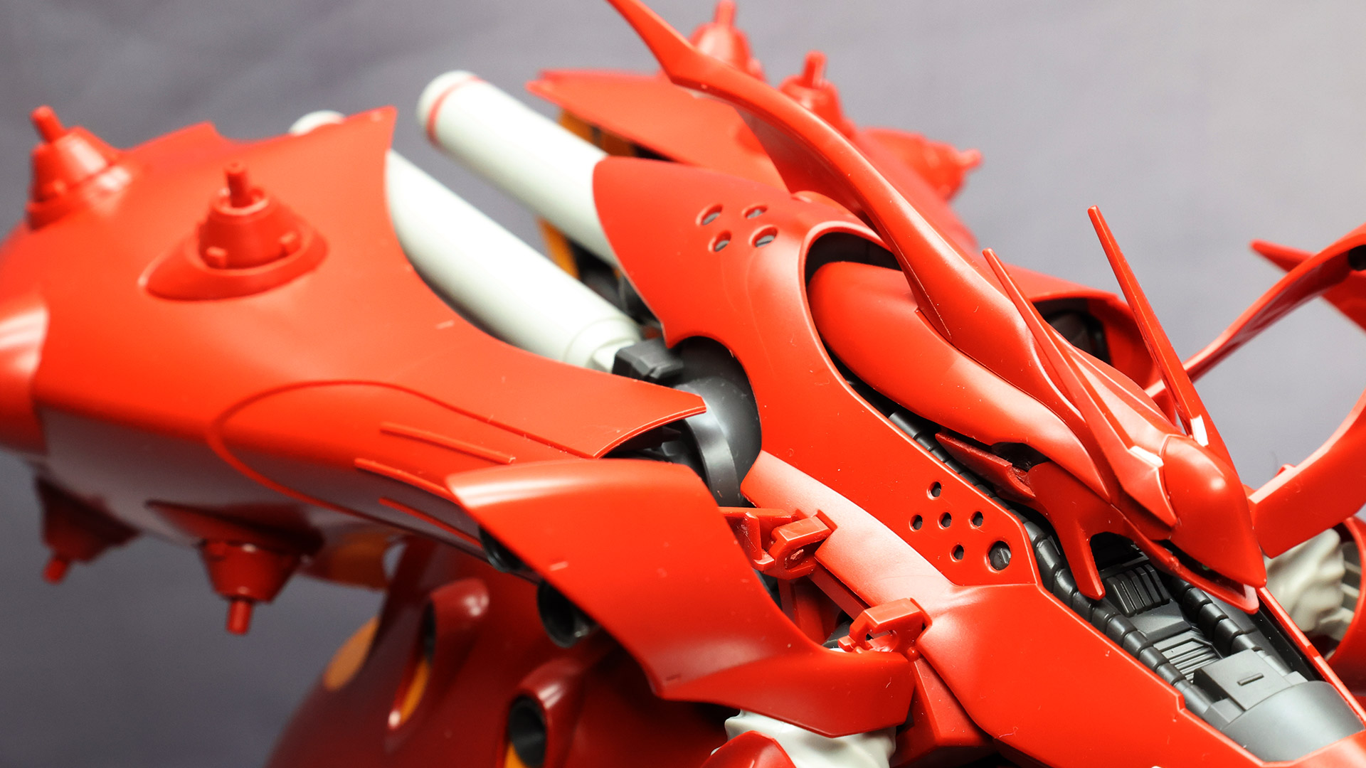 ファンネル・バインダーは後方へ折りたたむことができ、高速移動モードになります