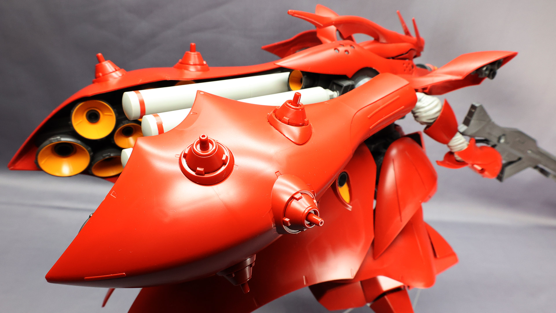 ファンネル・バインダーは後方へ折りたたむことができ、高速移動モードになります