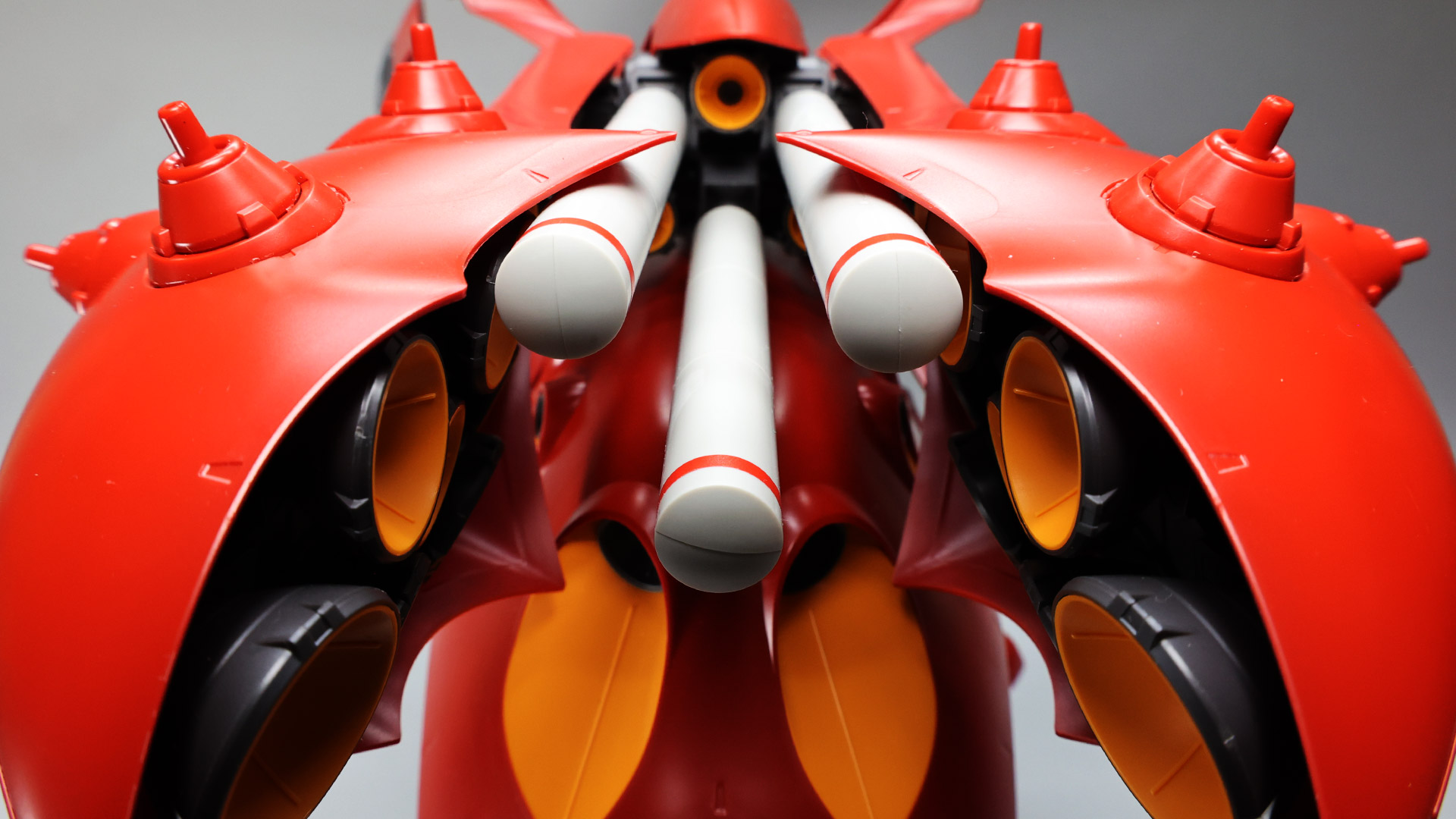 ファンネル・バインダーは後方へ折りたたむことができ、高速移動モードになります