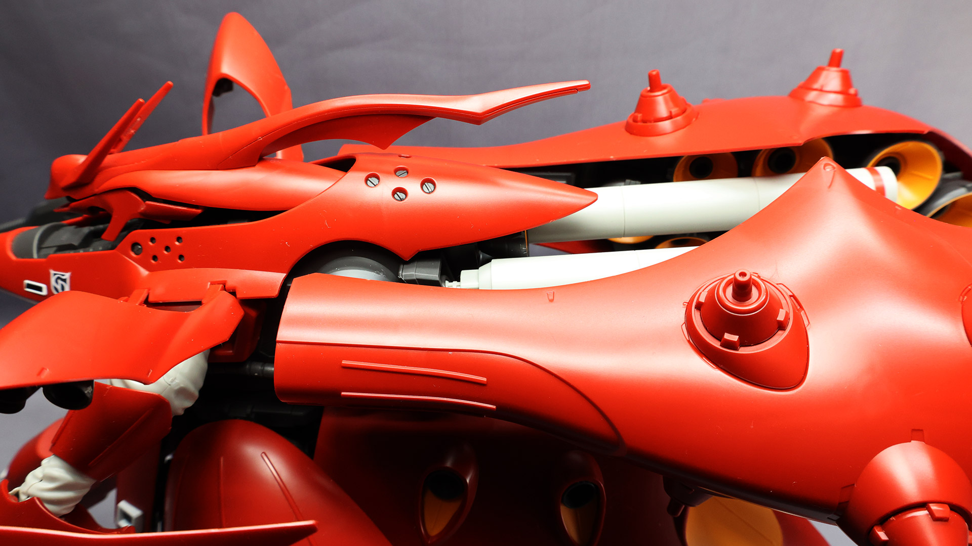 ファンネル・バインダーは後方へ折りたたむことができ、高速移動モードになります