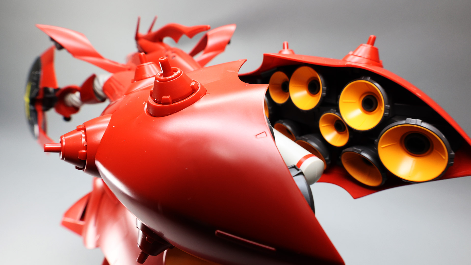 ファンネル・バインダーは後方へ折りたたむことができ、高速移動モードになります