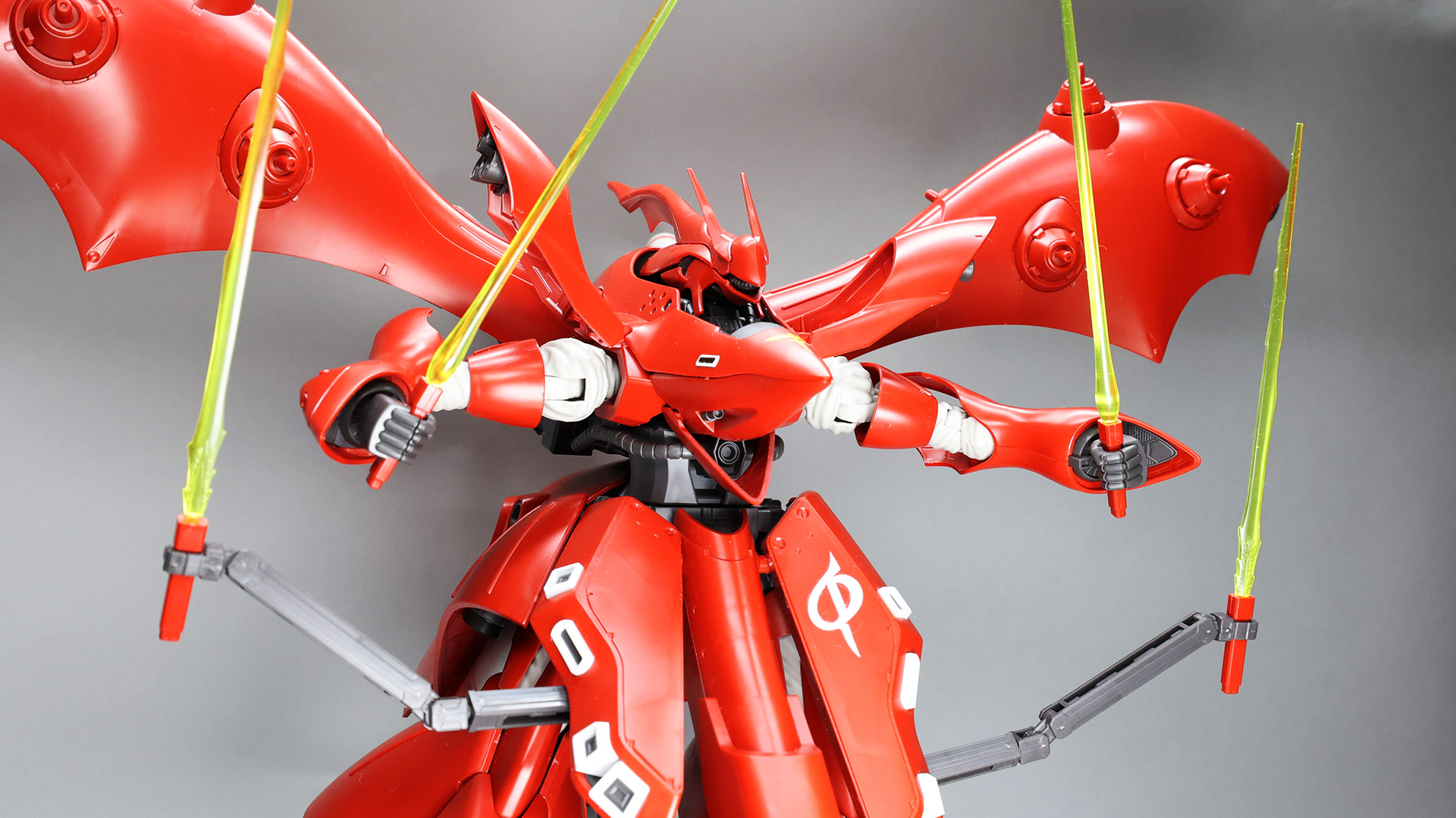 ビーム・サーベルを4本持たせると攻撃にも防御にも使用できそうです