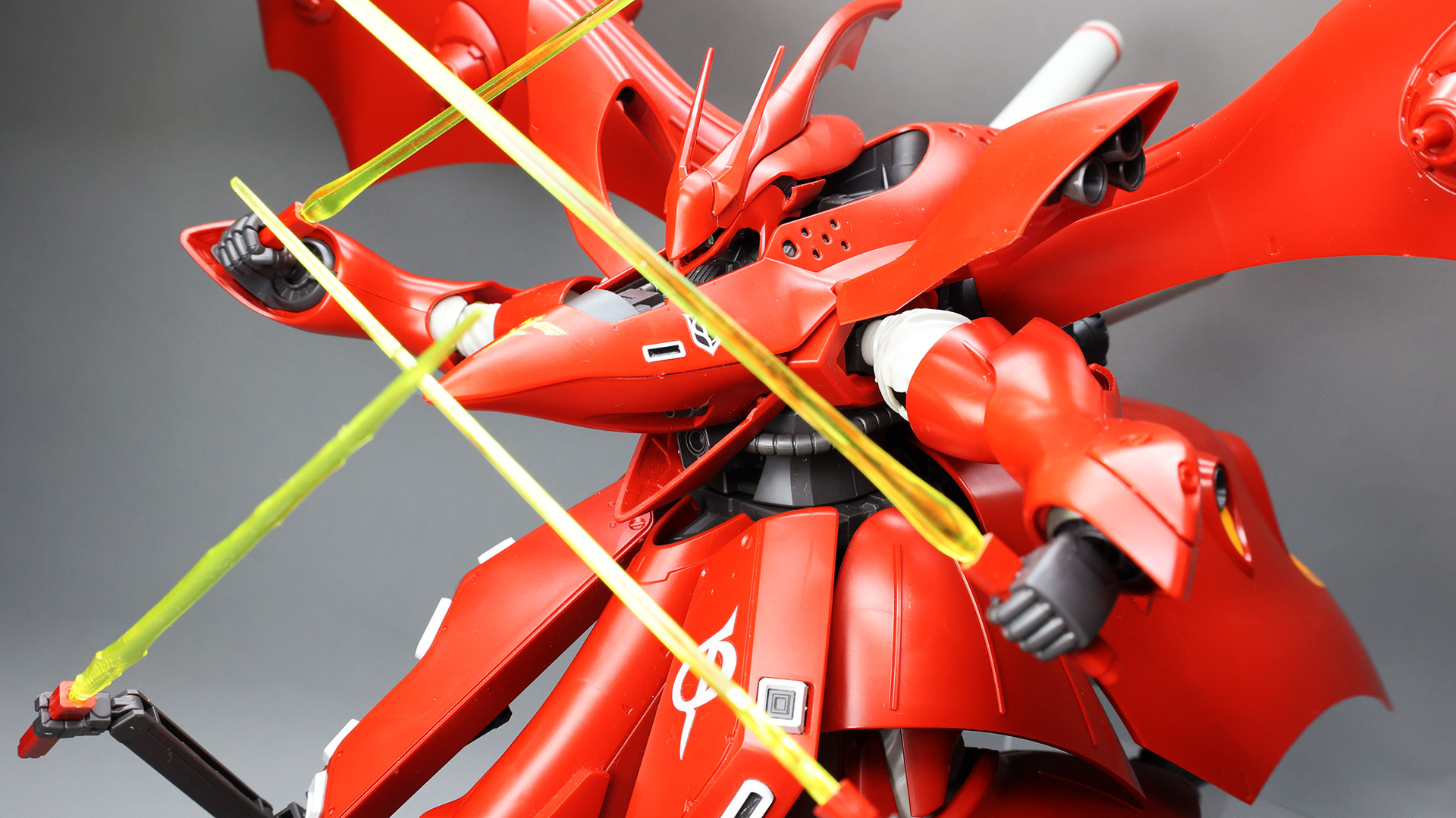 ビーム・サーベルを4本持たせると攻撃にも防御にも使用できそうです