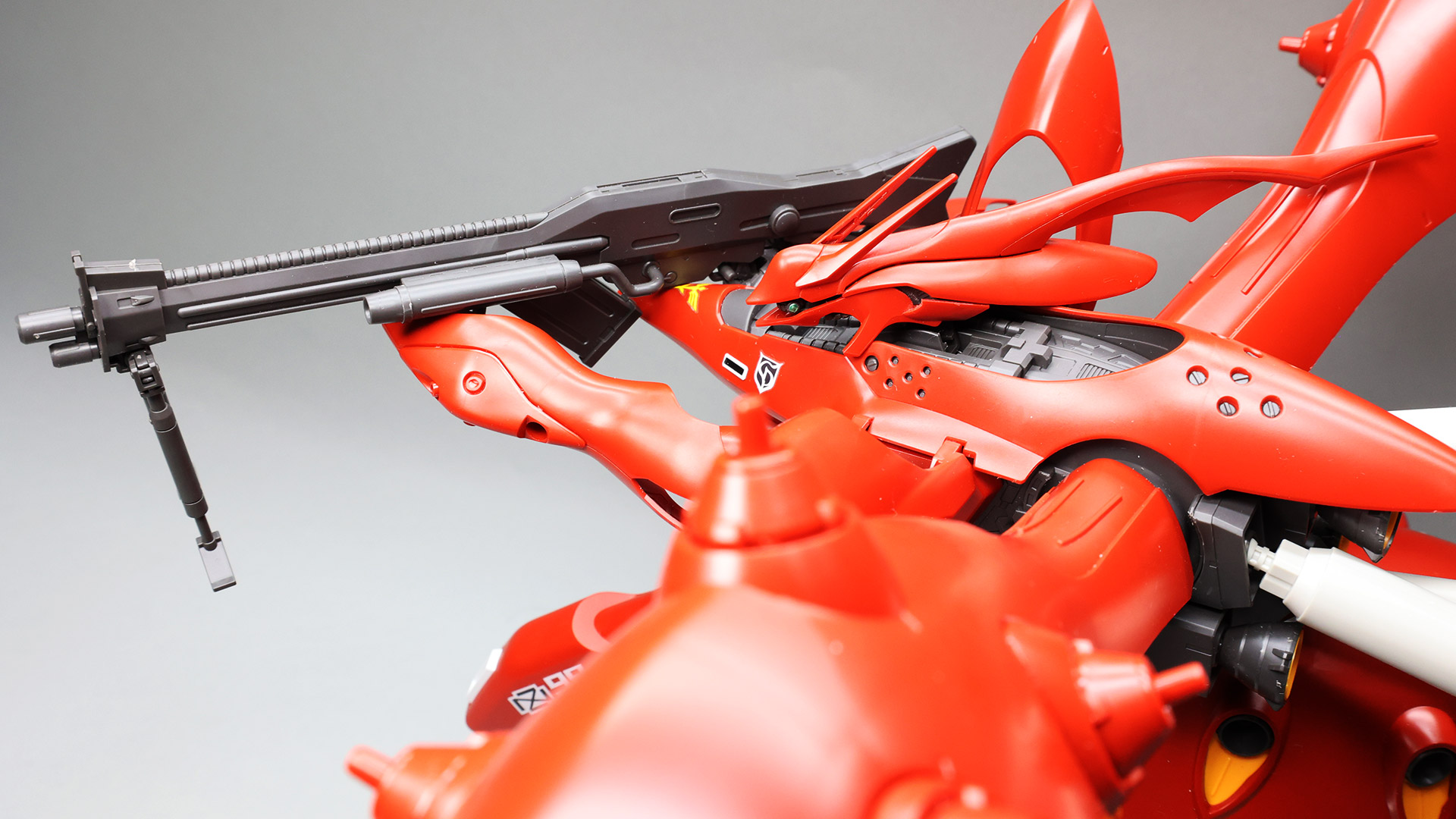 大きくて複雑な曲面で構成されたHGUCナイチンゲールは見ていて飽きません！