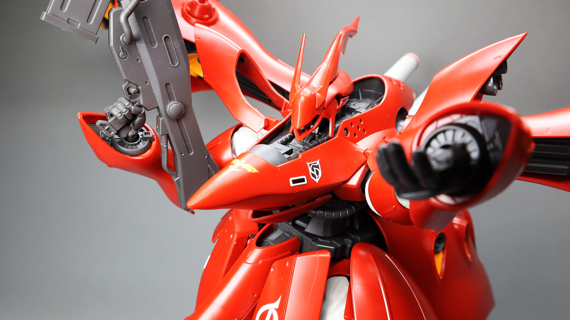 大きくて複雑な曲面で構成されたHGUCナイチンゲールは見ていて飽きません！