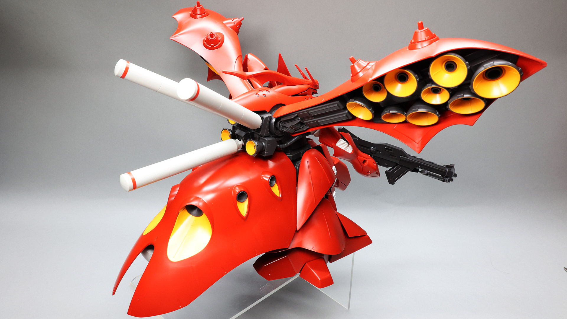 デザイン的にあまり動かなそうですが、実は多重関節いっぱいで結構な可動性能を持っています