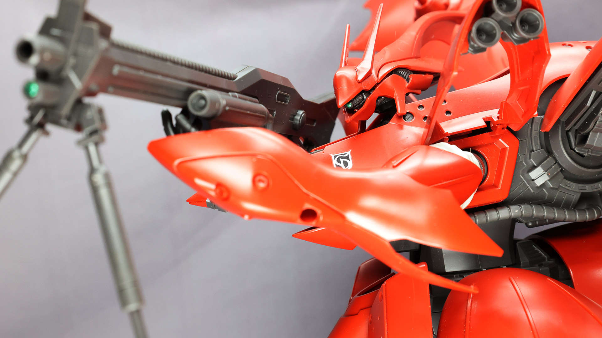 デザイン的にあまり動かなそうですが、実は多重関節いっぱいで結構な可動性能を持っています