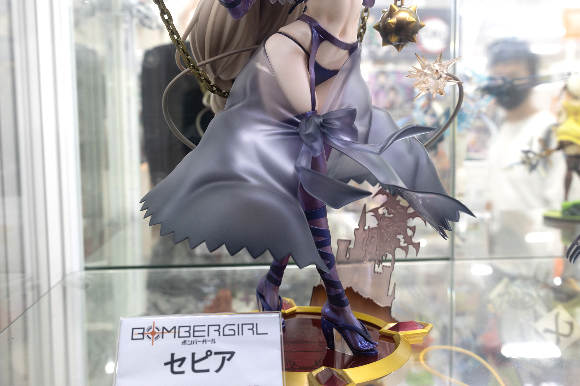 台座部分に見えるシルエットは悪魔城!?