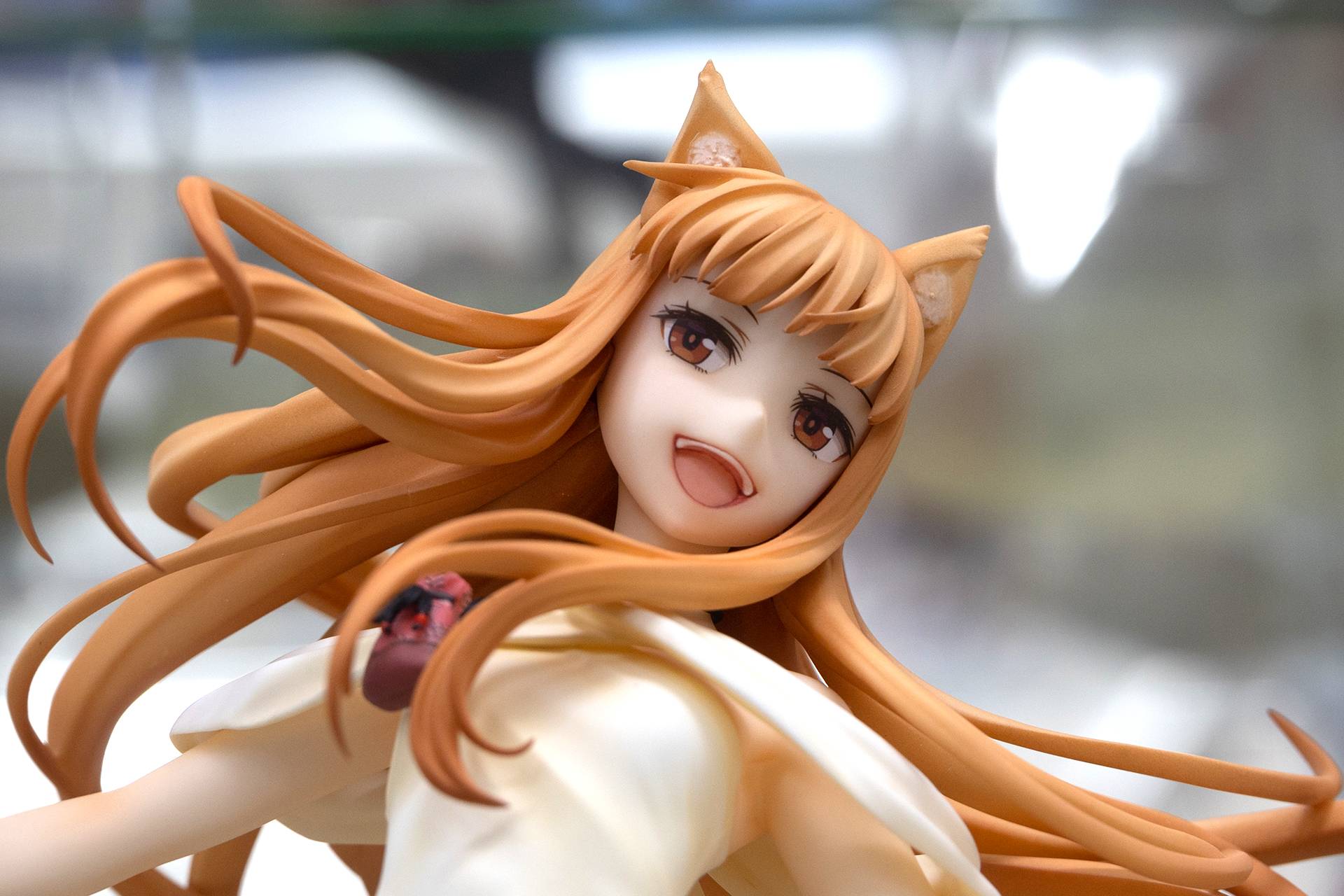 やや下側から見た、ホロ。元気いっぱいに大きく口を開いた表情で、小悪魔的な魅力を感じる