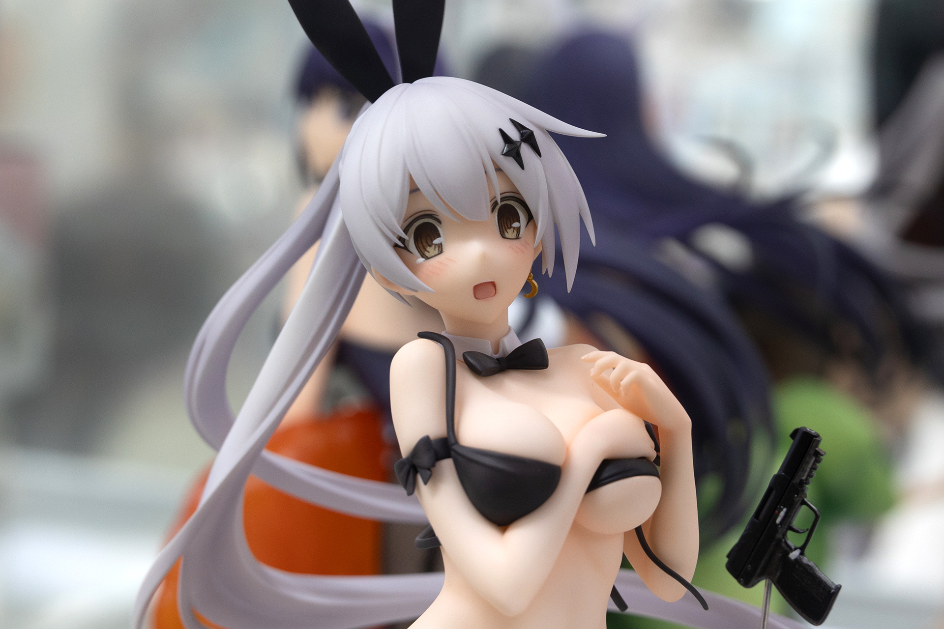 この表情がたまりません！　髪が流れるような感じや衣装の素材感などもよく出ている