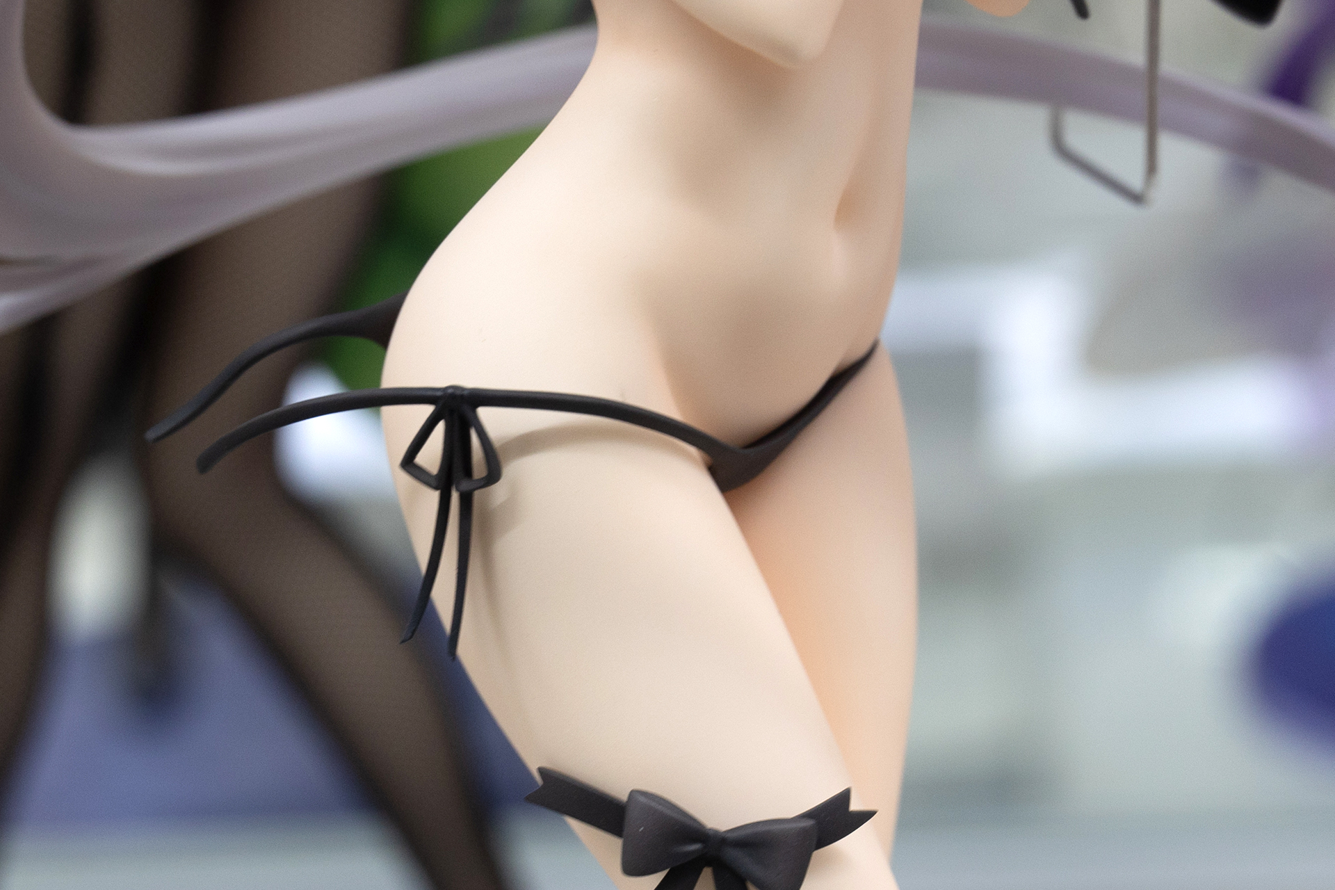 正面からの写真だけではわかりにくいが、水着は下だけではなく上も背中部分の紐が外れかけている