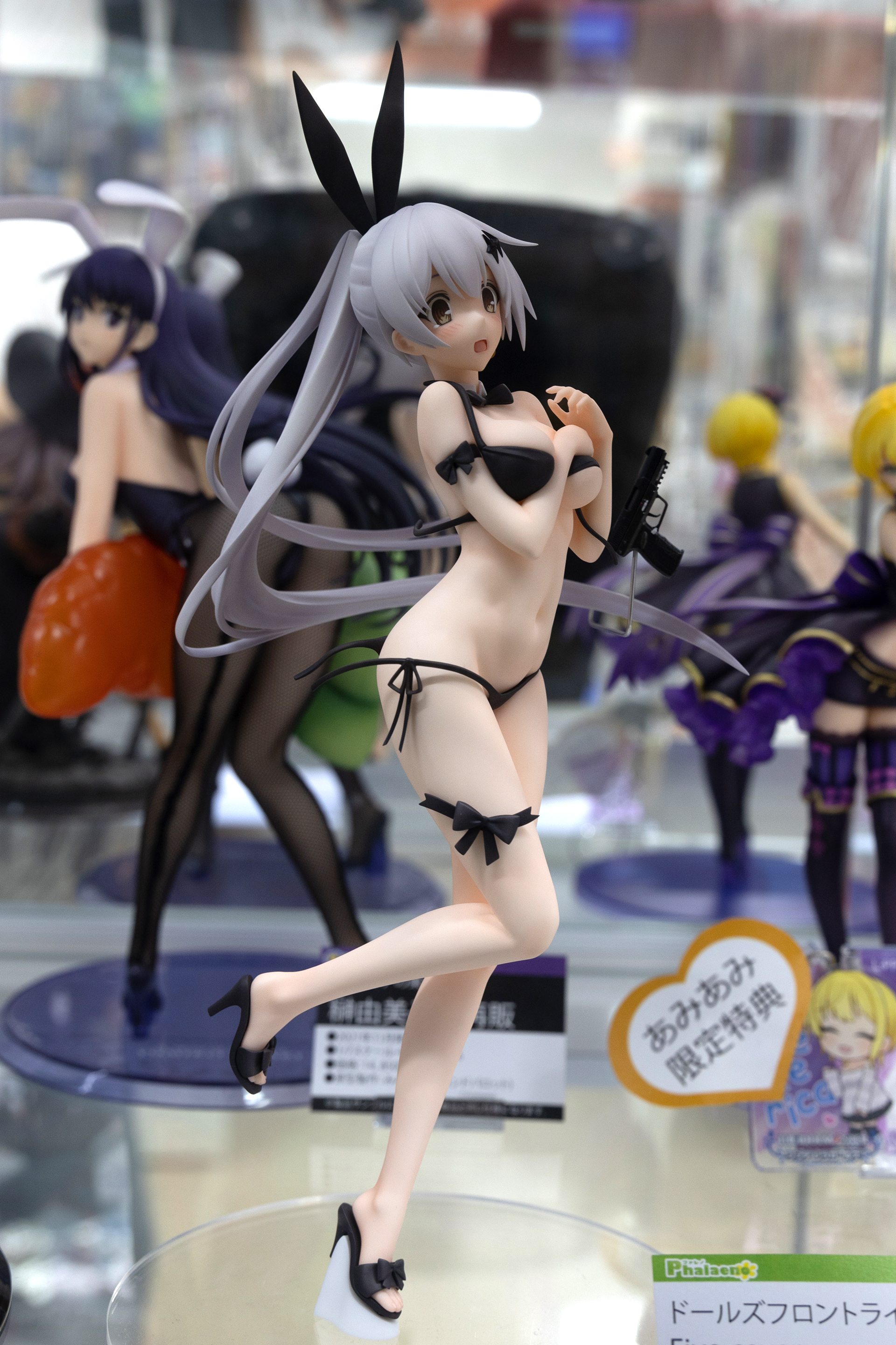 全高は約265mm。頭には、黒いウサギのような耳飾りが付けられている