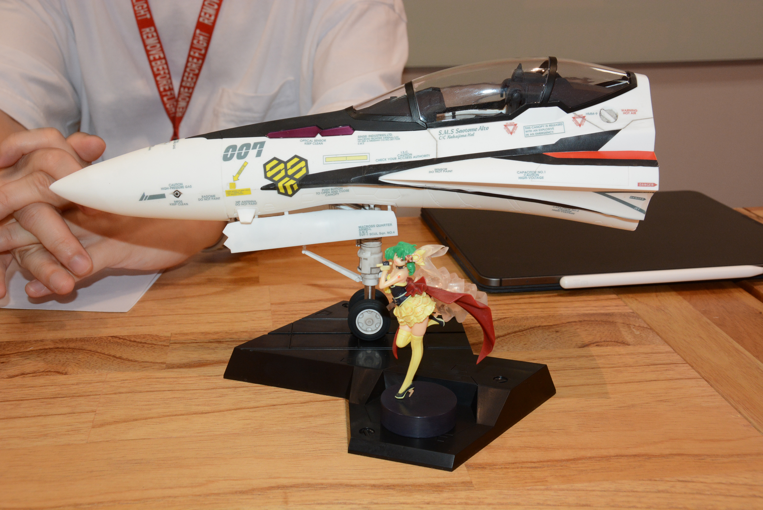 比べることで、開発スタッフや河森氏のこだわりで、「可変戦闘機の実在感」を求め、大きくブラッシュアップされているのがわかる