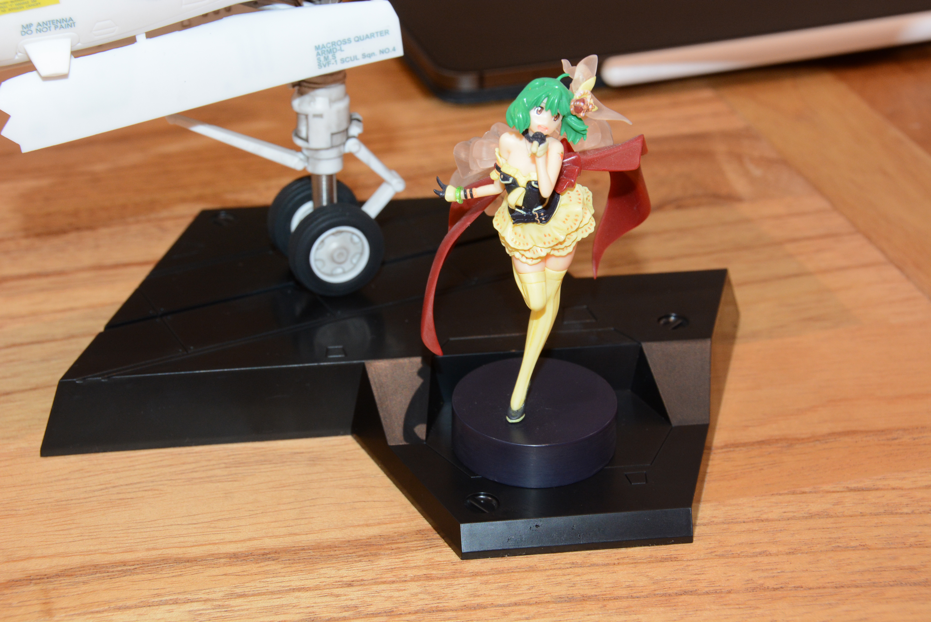 「PLAMAX MF-08 minimum factory ランカ・リー」。フィギュアは色を塗ればよりキャラクター性を深めることができるが、成型色とデカールだけでもキャラクターの雰囲気が出るように工夫されている