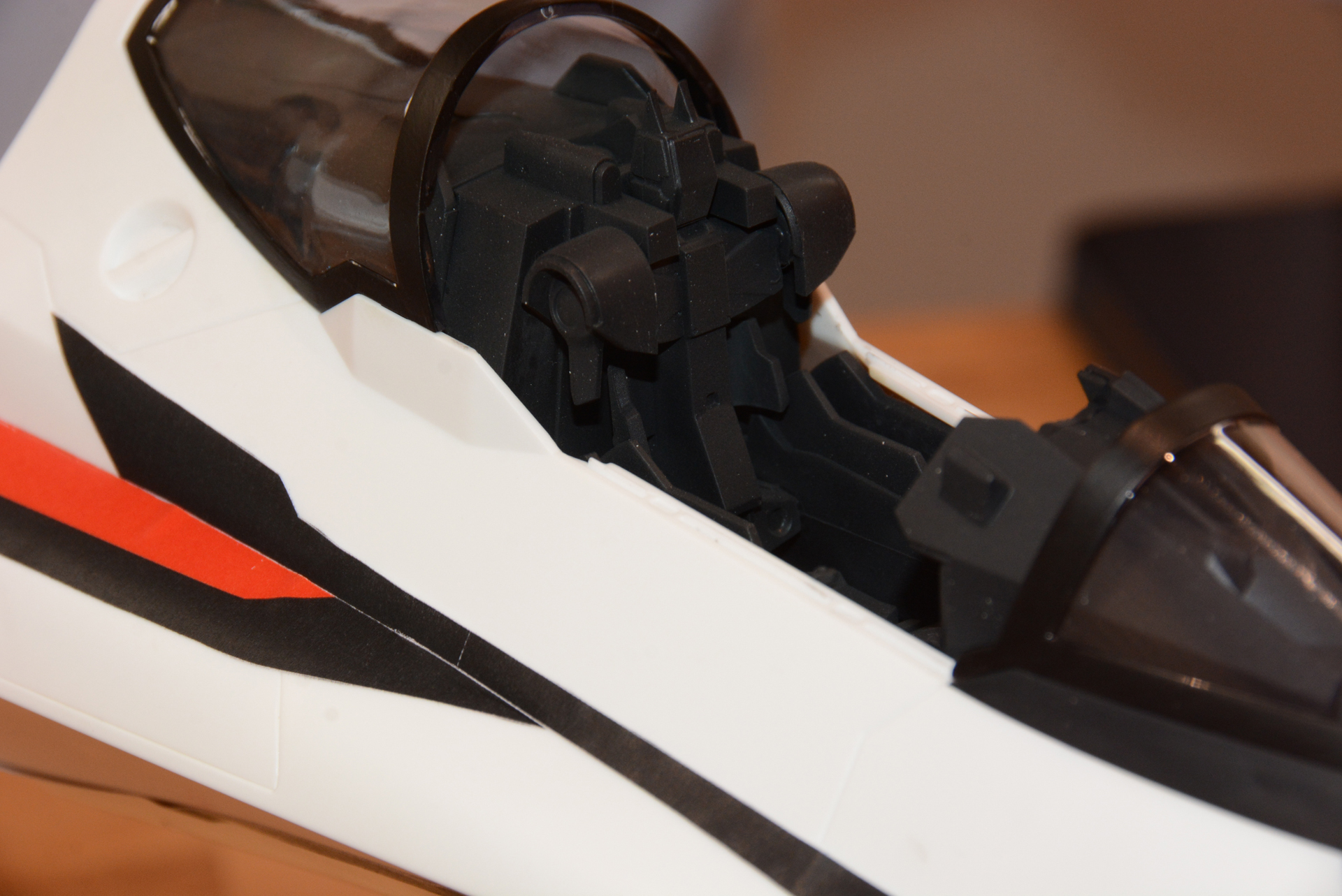 「実物大VF-25」も参考にしたコクピット表現。モニタにはシールが使用される予定だ