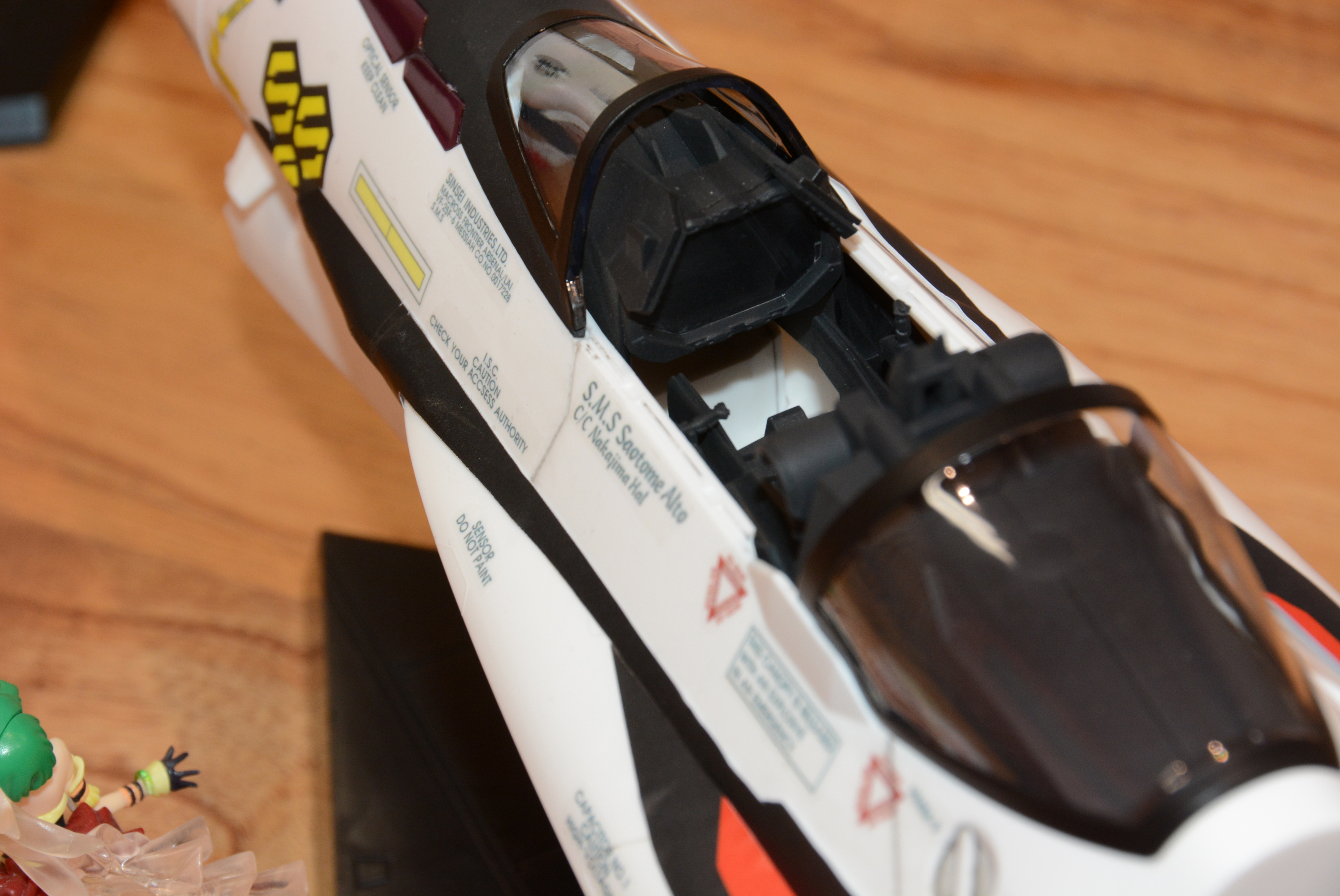 「実物大VF-25」も参考にしたコクピット表現。モニタにはシールが使用される予定だ